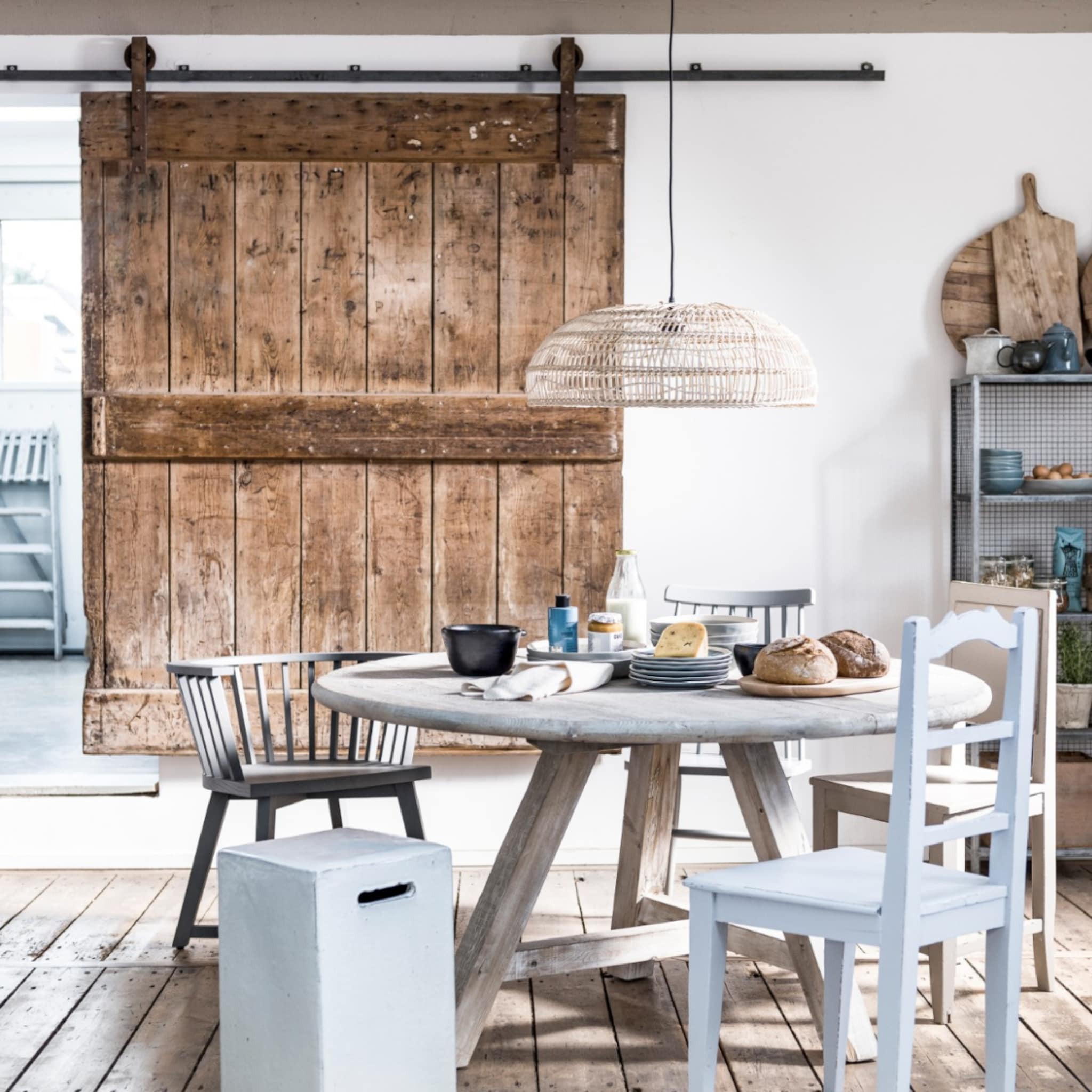 Houtenvloer met houten schuifdeur en ronde eettafel