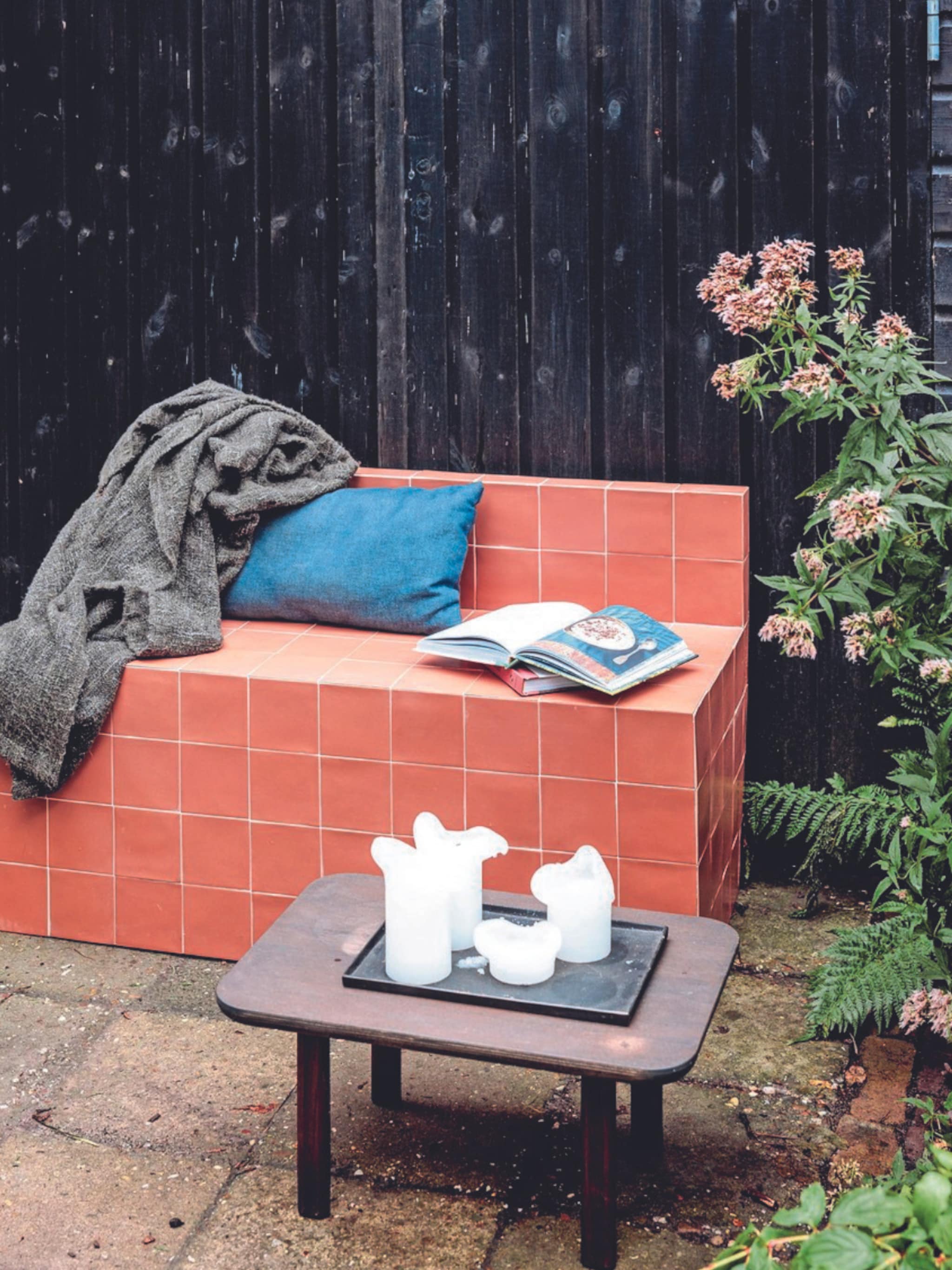 met deze diy tegelbank creeer je een unieke zitplek in de tuin
