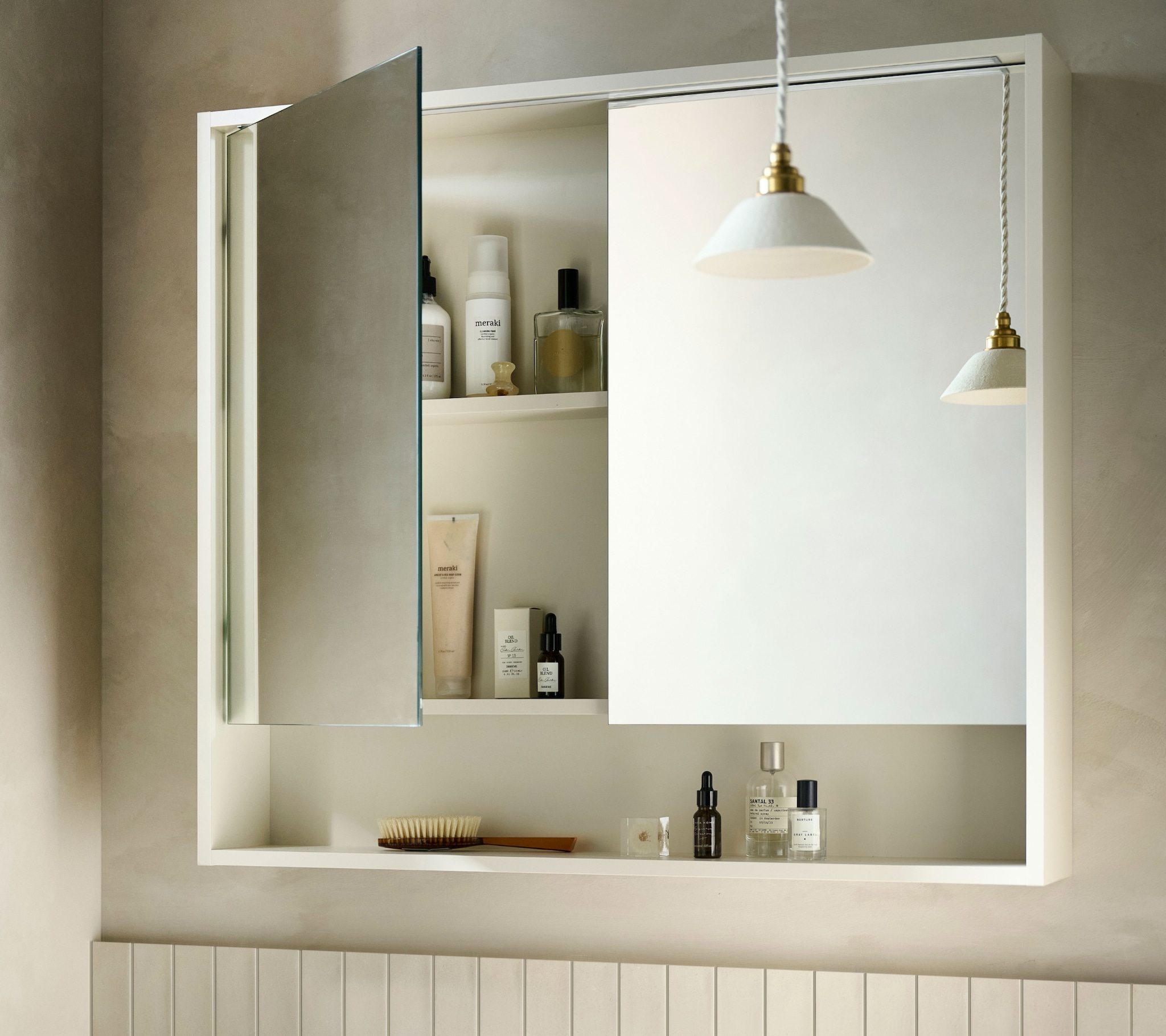 Badkamerkast met ledverlichting Handy Beauty van vtwonen in wit, zwart, grijs en zand, vanaf 40x80x16 cm (bxhxd) vanaf € 743,- styling Kim van Rossenberg | fotografie Sjoerd Eickmans
