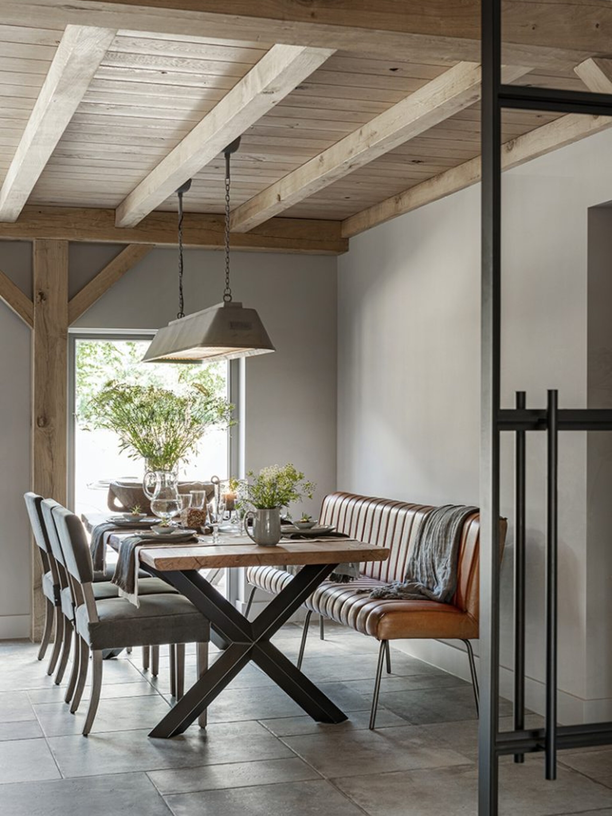 hout en metaal een gouden combinatie in de landelijke woonstijl
