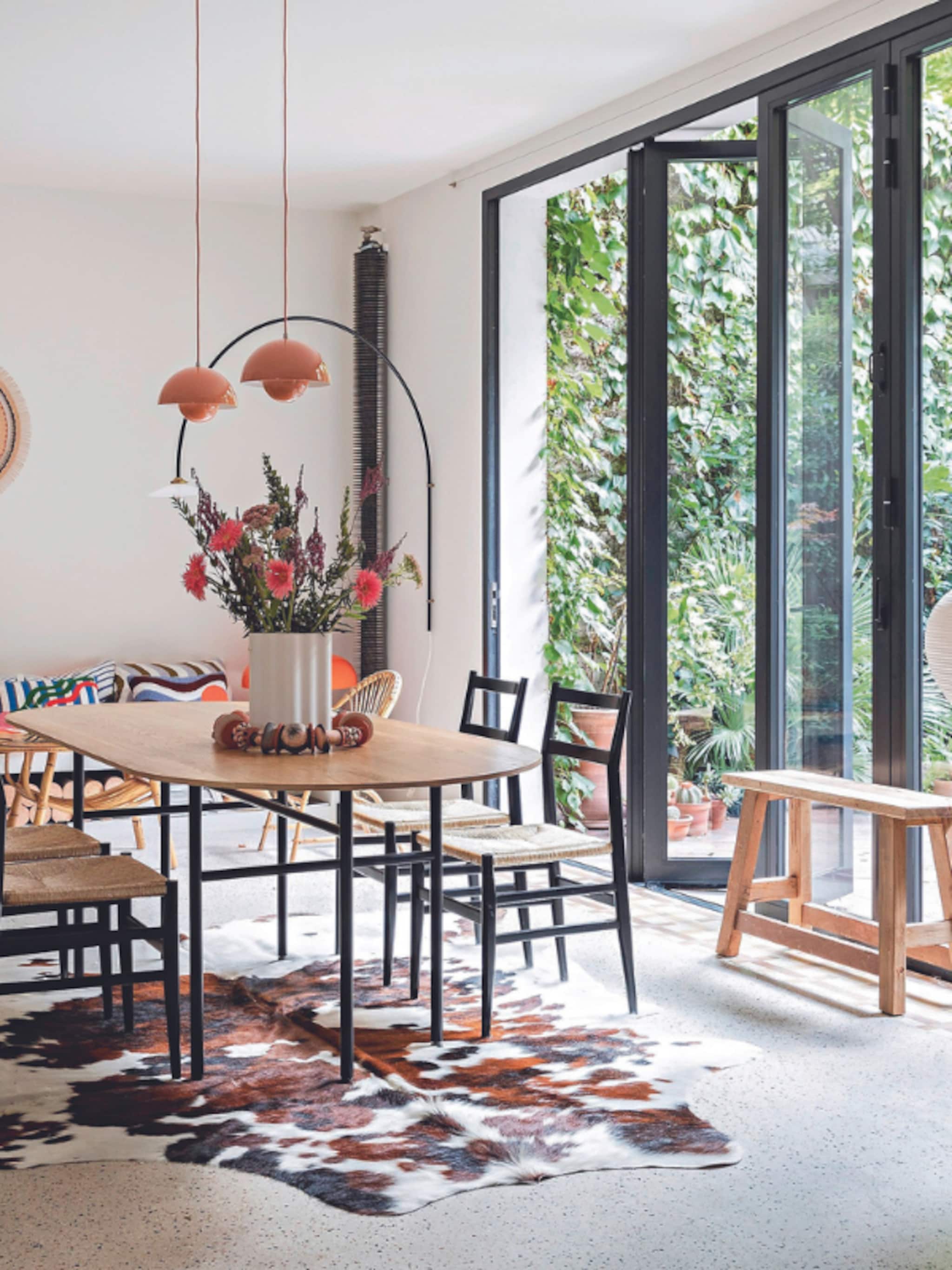 ibiza spirit in hartje parijs binnenkijken in een modern klassiek huis uit 1907