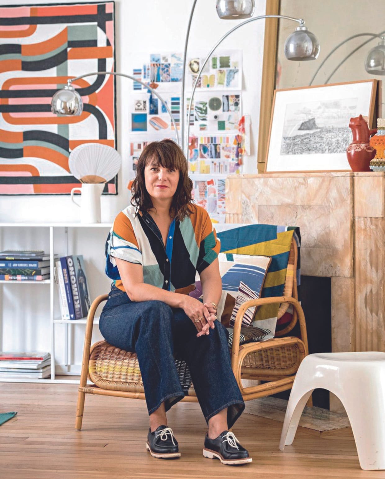 Stoel prototype eigen ontwerp. Blouse, kussens, sjaal en ingelijste sjaal Ma Poésie, vloerlamp vintage. Overig onbekend. vtwonen 06-2024 | styling Marie-Maud Levron | fotografie Yann Deret