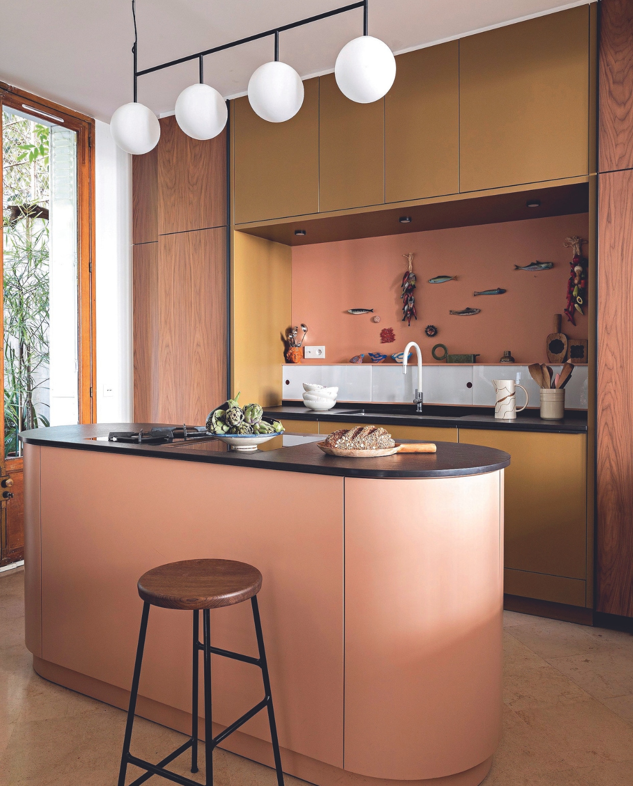 Keukenontwerp Isabelle Masson, uitvoering Espaces AMC. Barkruk Cornet van Jonas Trampedach voor Hay, hanglamp TR Bulb van Tim Rundle voor Audo. Vloer travertin. vtwonen 06-2024 | styling Marie-Maud Levron | fotografie Yann Deret