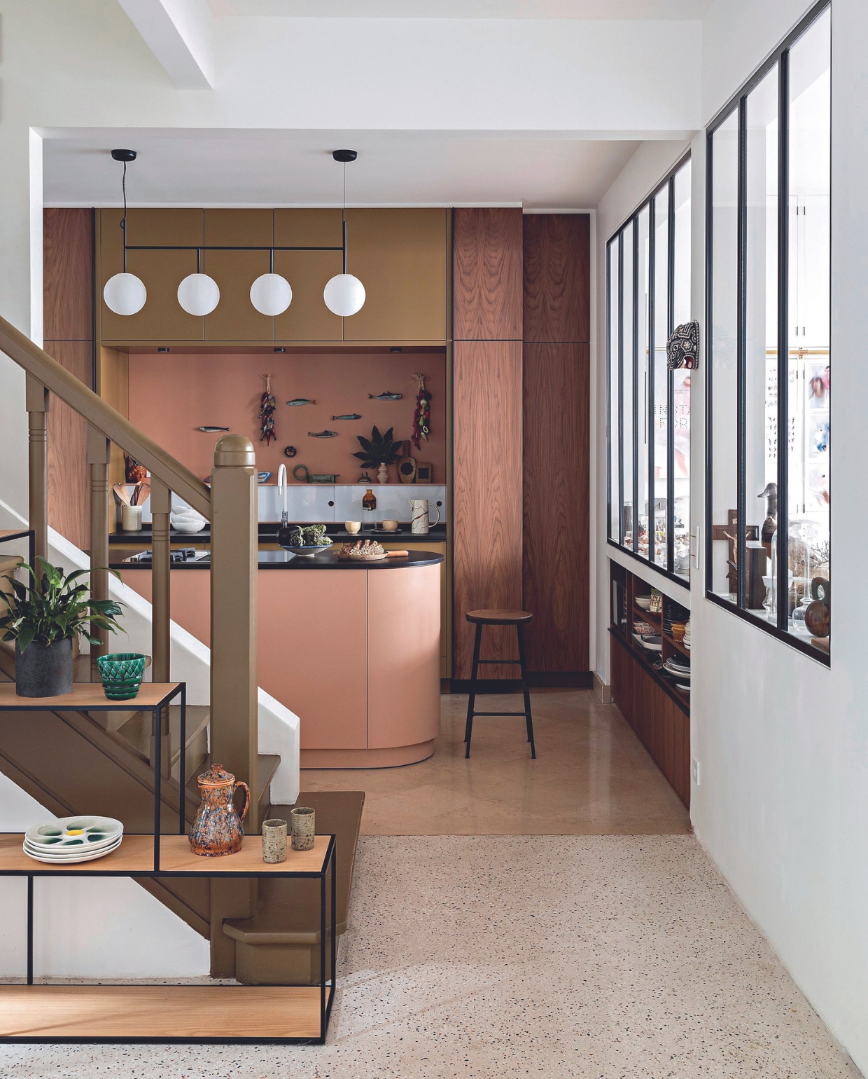 Keukenontwerp Isabelle Masson, uitvoering Espaces AMC. Barkruk Cornet van Jonas Trampedach voor Hay, hanglamp TR Bulb van Tim Rundle voor Audo. Keukenvloer travertin. Vloer gestort terrazzo. Overig onbekend. vtwonen 06-2024 | styling Marie-Maud Levron | fotografie Yann Deret