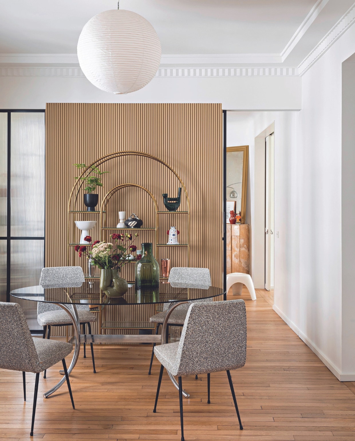 Tafel tweedehands. Stoelen en boogkast Maison Mère. Organische vaas en hanglamp Hay. Glazen vaas Hübsch. Overig onbekend. vtwonen 06-2024 | styling Marie-Maud Levron | fotografie Yann Deret