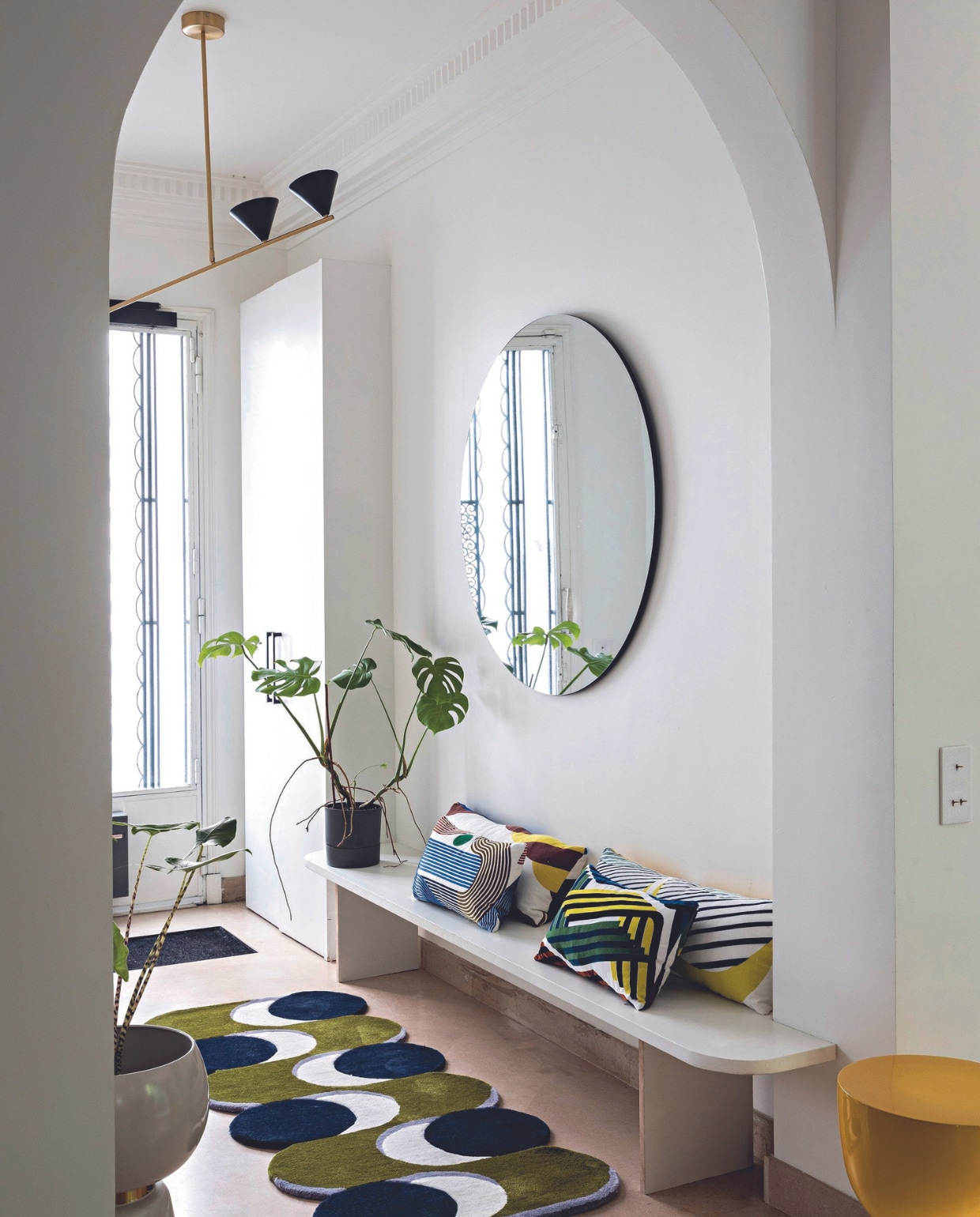 Kussens en vloerkleed Ma Poésie. Bank maatwerk, spiegel House Doctor, plafondlamp Atelier Areti, bijzettafel Polspotten. vtwonen 06-2024 | styling Marie-Maud Levron | fotografie Yann Deret