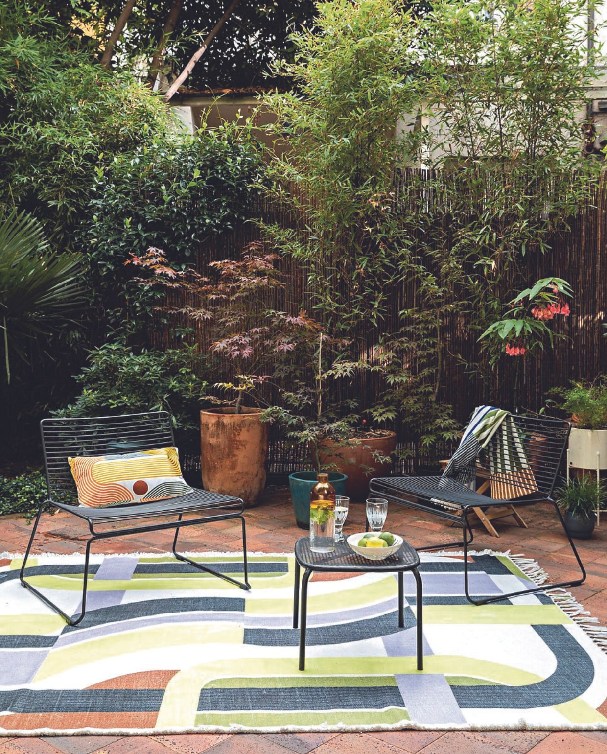 Vloerkleed Supersonic, kussens en handdoek Ma Poésie. Stoelen en tafel Sklum. Overig onbekend. vtwonen 06-2024 | styling Marie-Maud Levron | fotografie Yann Deret