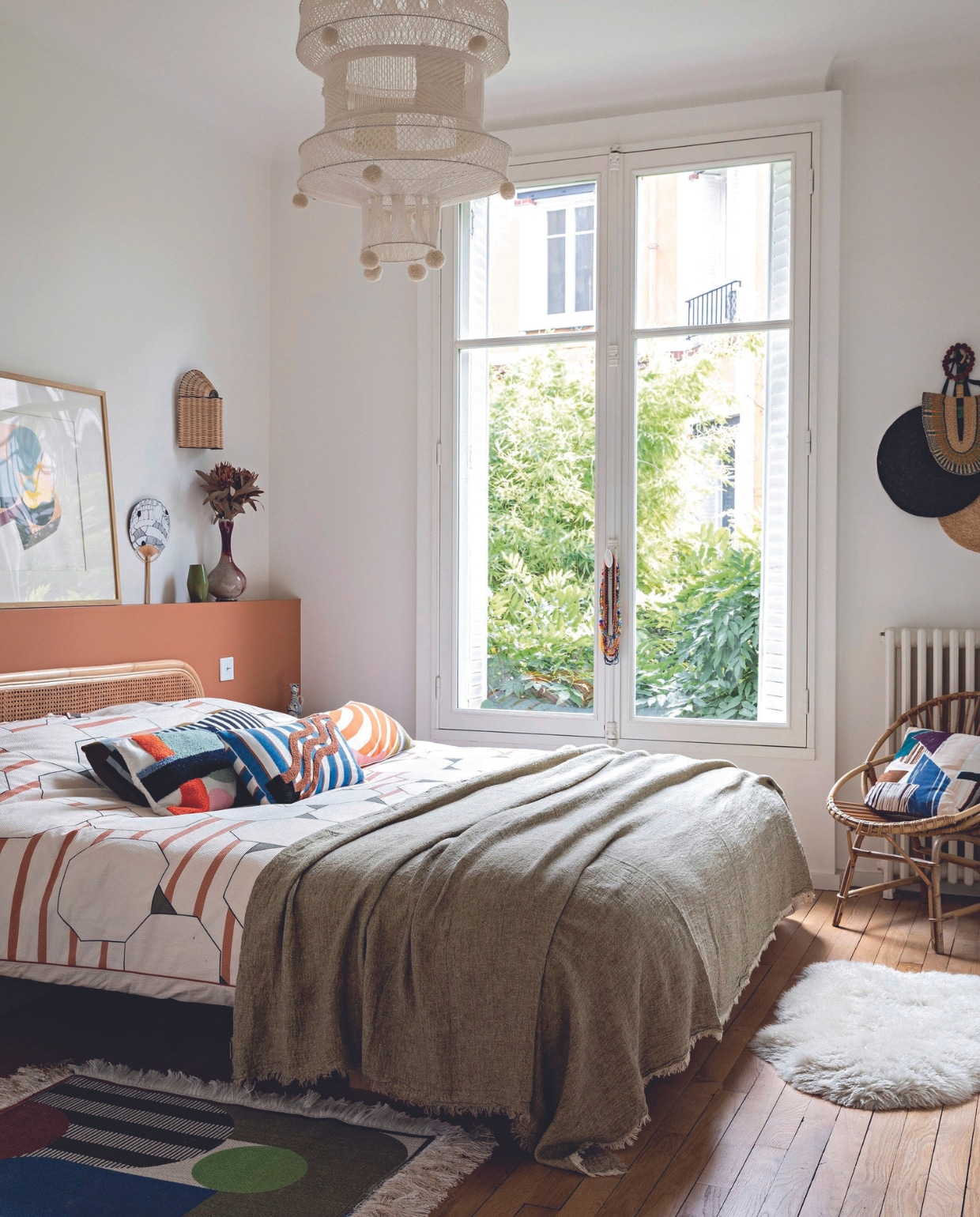 Hanglamp, kussens, vloerkleed en plaid Ma Poésie. Hoofdbord Tikamoon, wandlamp Colonel Shop, schilderij Alexandra Roussopoulos, stoel vintage, terracotta wandtegels Surface Carrelages. vtwonen 06-2024 | styling Marie-Maud Levron | fotografie Yann Deret