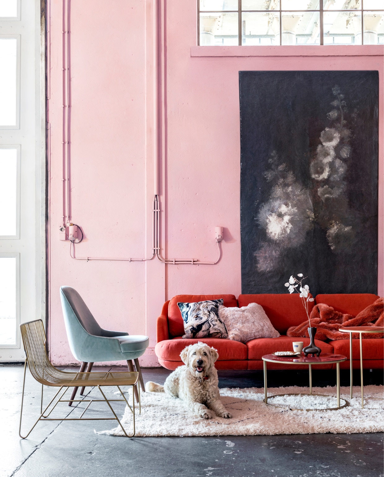 Lune 3-zitsbank, ontworpen door Jaime Hayón voor Fritz Hansen, in oranje stof, 227x93,5x79 cm (bxdxh), zithoogte 38 cm € 4824,-, fauteuil in zeegroen fluweel ontworpen door Walter Knoll € 1565,- (Mister Design). Kussen met marmereffect van Nordal € 34,99 (vtwonen.nl). Kussen van imitatiebont € 49,95 en plaid van imitatiebont € 299,- (Padconcept). Messingkleurige draadstoel van Madam Stoltz € 495,- (deens.nl). Tafels onderdeel van een set van 2 vanaf € 497,-, vloerkleed 250x170 cm € 1175,- (Pols Potten).Canvas doek met kreukeffect met kopie van schilderij Stilleven met Bloemen van Auguste Jouve uit de collectie van het Rijksmuseum, prijs op aanvraag (More than Canvas). Vaas in samenwerking met Roderick Vos € 40,-, mok in samenwerking met Edwin Vollebergh € 10,95 (Social Label)., € 45,-,Mask in samenwerking met Marc Mulders € 145,- (ontwerp door Piet Hein Eek,Dekbed kato Overig privébezit. vtwonen 12-2018 | styling Marianne Luning | fotografie Stan Koolen
