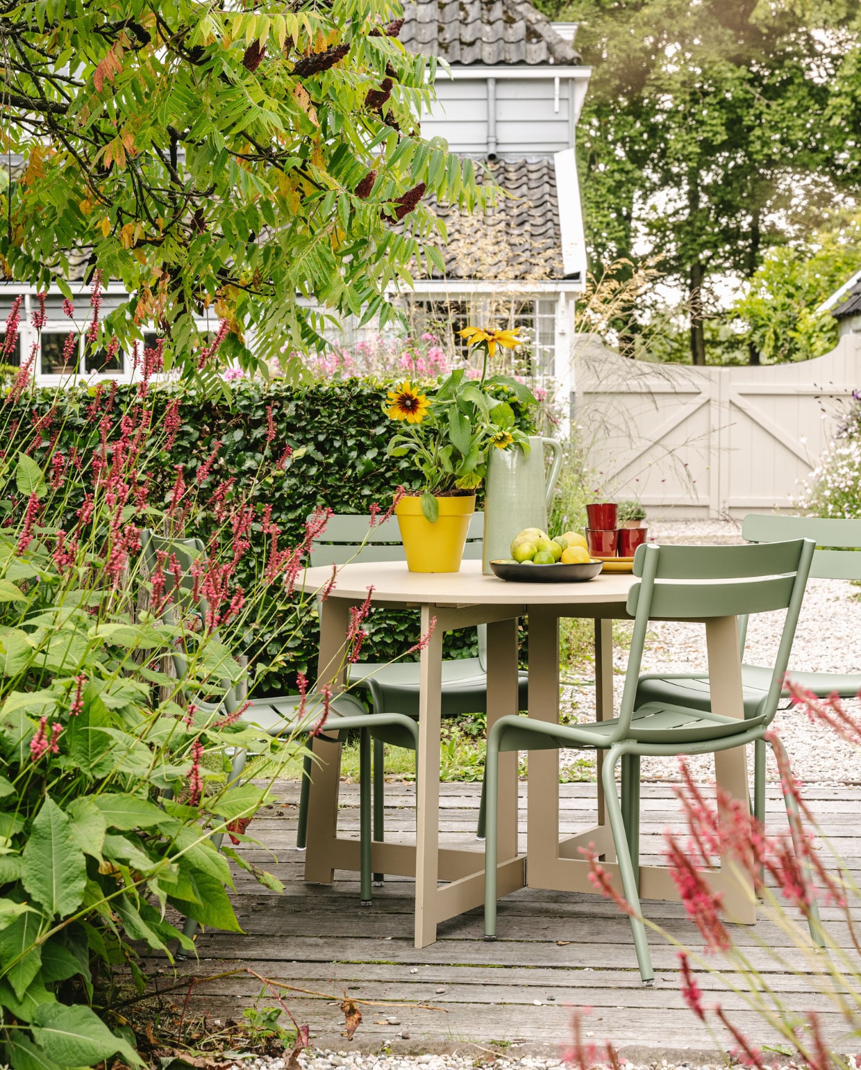 Aluminium stoelen Luxembourg van Fermob in Cactus, per stuk € 269, keramieken mokken La Mère van Serax in Venetian Red, per stuk € 9,99, keramieken fruitschaal 70’s van HKliving € 19,99 (vtwonen.nl/shop). Aardewerken kan van In-Petto € 42,50 (loods5.nl). Bloempot Loft Urban € 16,49 (intratuin.nl). vtwonen special tuin 10 2024 | productie Corrien Flohil | styling Moniek Visser | uitvoering Johan Snoodijk | fotografie Denise Pronk