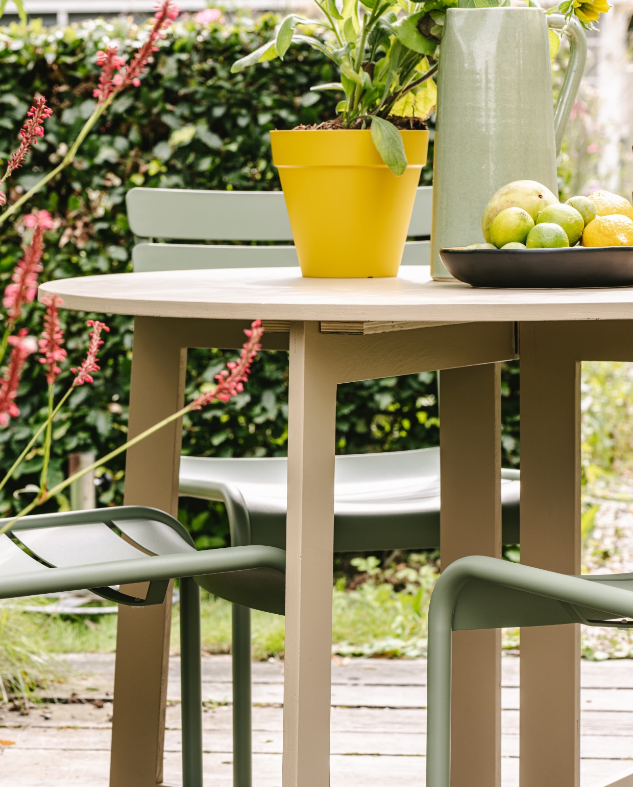 Aluminium stoelen Luxembourg van Fermob in Cactus, per stuk € 269,-, keramieken mokken La Mère van Serax in Venetian Red, per stuk € 9,99, keramieken fruitschaal 70’s van HKliving € 19,99 (vtwonen.nl/shop). Aardewerken kan van In-Petto € 42,50 (loods5.nl). Bloempot Loft Urban € 16,49 (intratuin.nl). vtwonen special tuin 10 2024 | productie Corrien Flohil | styling Moniek Visser | uitvoering Johan Snoodijk | fotografie Denise Pronk