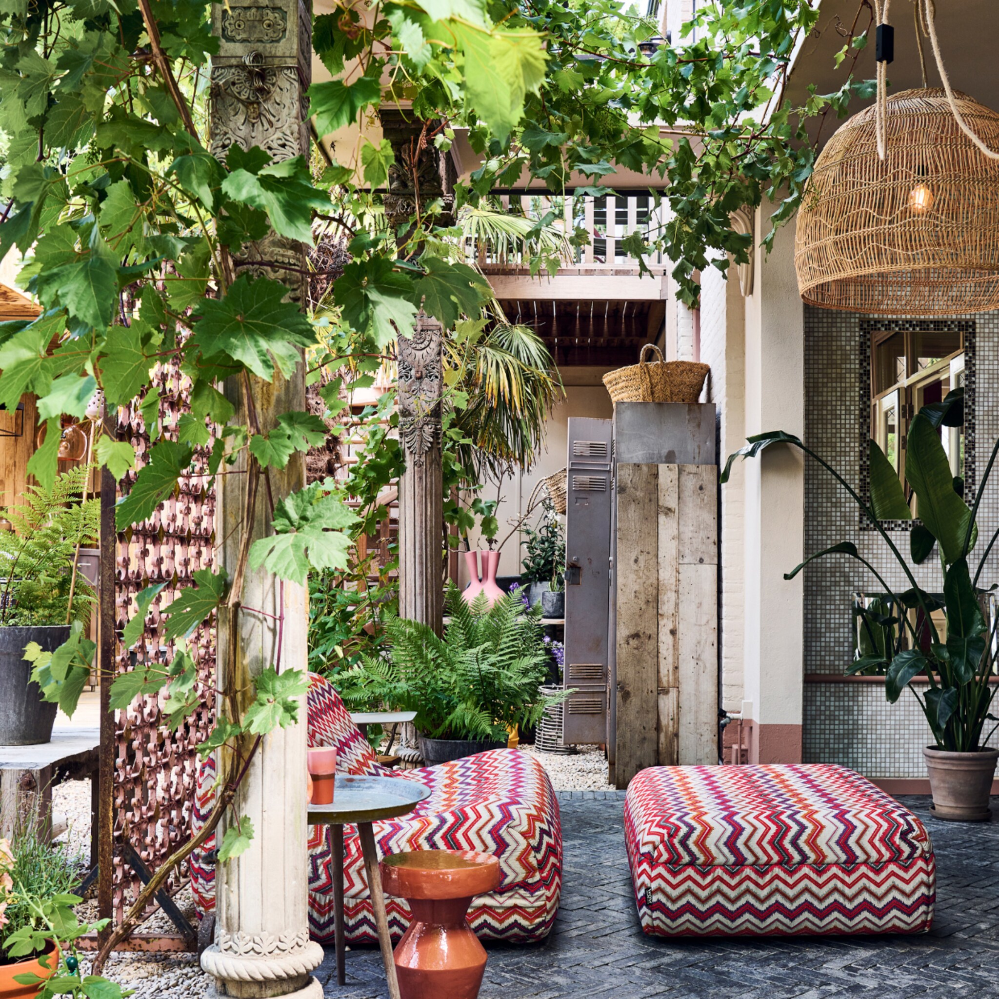 Mediterraanse tuin met rood gestreepte loungeset