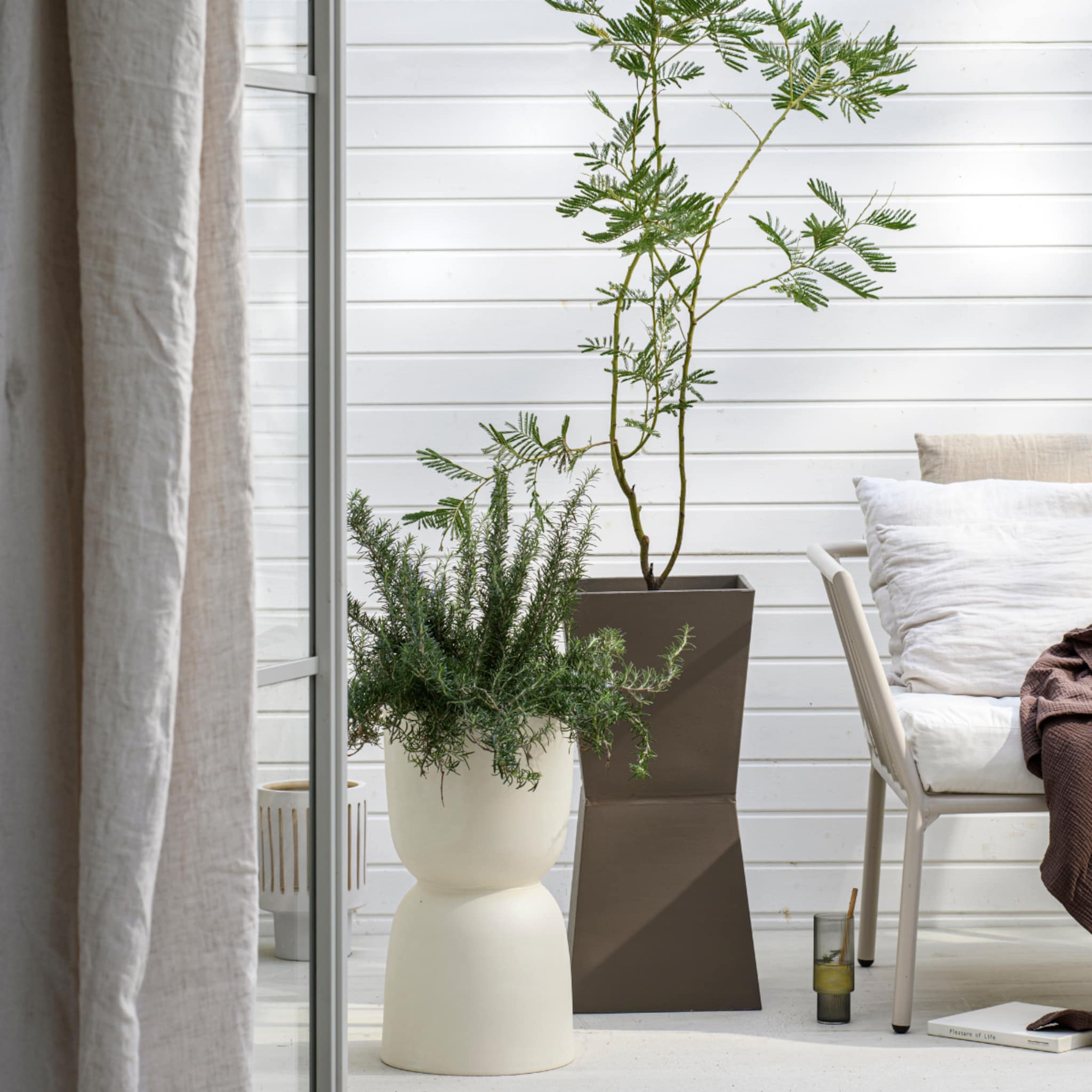 Diabolo bloempot met planten en tuinbank