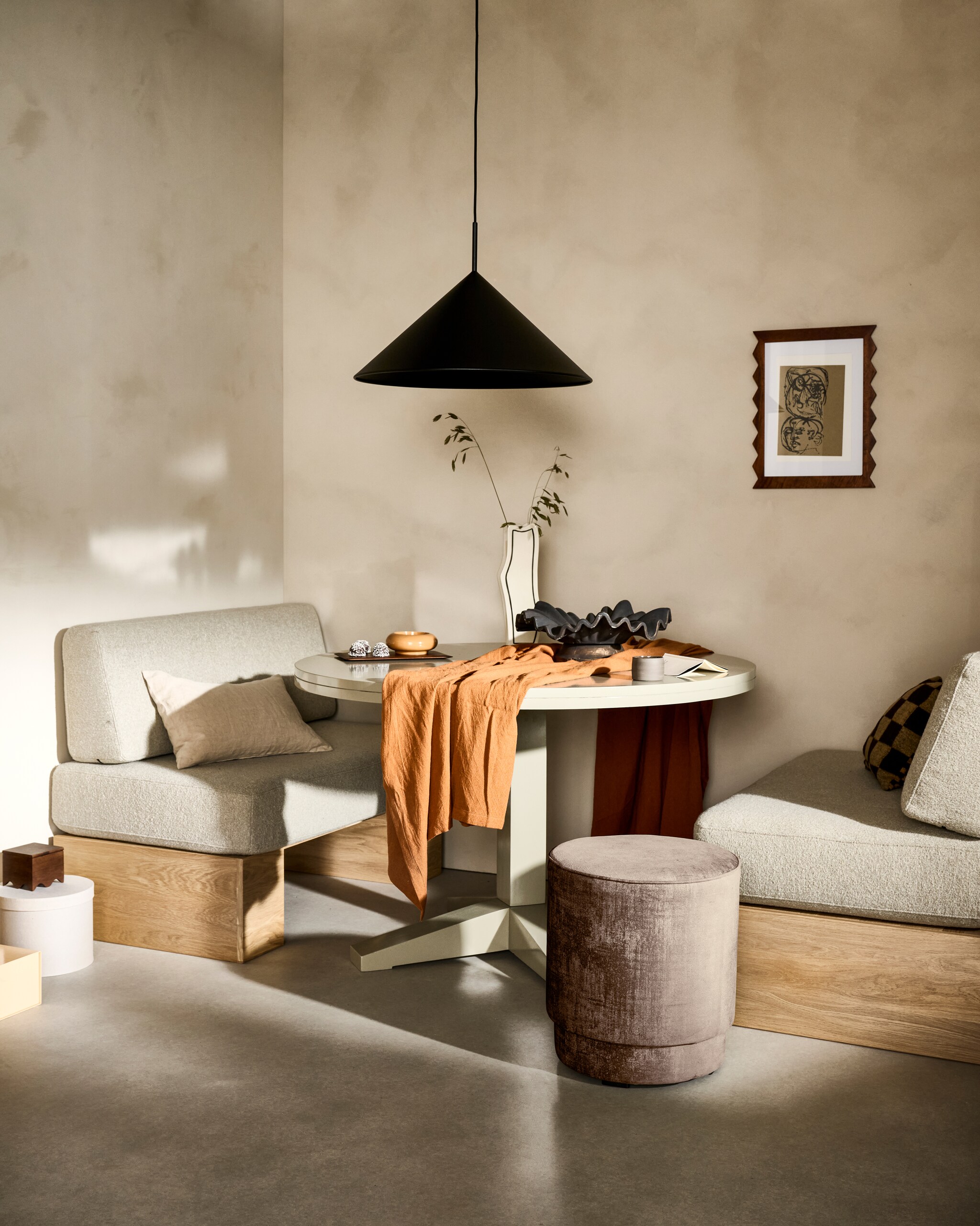 Mangohouten eettafel Deck in Naturel, 200x90x78 cm (lxbxh) € 899,-. Eettafelbank Eat Up, eikenhout en geweven stof in Zand, 100x67x84 (bxdxh) € 699,-, ook verkrijgbaar in Denim. Poef Pearl in stof Melange Naturel, 40x45 cm (Øxh) € 129,-, verkrijgbaar in meerdere stoffen. M.m.v. vtwonen.nl/shop (hanglamp van HKliving, vaas van Ferm Living), velv.nl (kussen Pure, mok), zarahome.com (dienblad), hm.com (tafelkleed, fotolijst), wehkamp.nl (kussen blokpatroon van Nous Living). Overig privébezit. vtwonen 07-2024 | styling Sanne Ketelaar | fotografie Sjoerd Eickmans