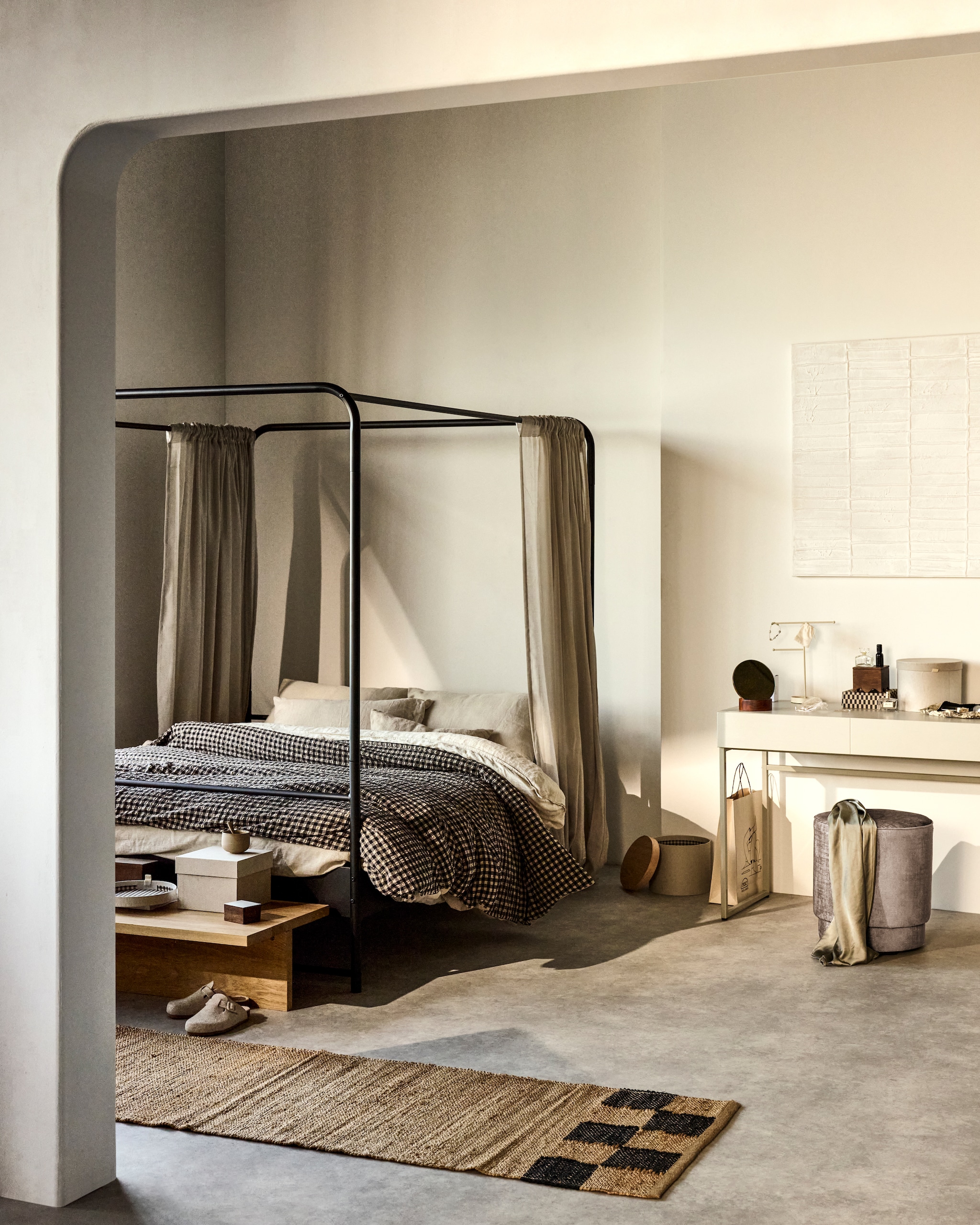 Bed Bunk, metaal in Zwart, 205x165x190 cm (lxbxh) € 399,- (exclusief doek en matras, ook verkrijgbaar in 190x125x206 cm € 349,- en 190x95x206 cm € 279,-). Eikenfineer salontafel Angle, 135x49x27 cm (lxbxh) € 469,-. Grenenhouten bureau Basic in Mist, 150x50x76 cm (lxbxh) € 399,-. Poef Pearl in stof Melange Naturel, 40x45 cm (Øxh) € 129,-, verkrijgbaar in meerdere stoffen.M.m.v. vtwonen.nl/shop (schilderij van Kave Home), velv.nl (kussens Eve en Pure, mok), zarahome.com (dekbedovertrek, geruit dekbedovertrek, sloffen, doosje met deksel), hm.com (vloerkleed, sieradenrek, doosje met geschulpte rand, gordijnen), bloomingville.com (spiegel Rita), ikea.nl (kartonnen dozen). Overig privébezit. vtwonen 07-2024 | styling Sanne Ketelaar | fotografie Sjoerd Eickmans