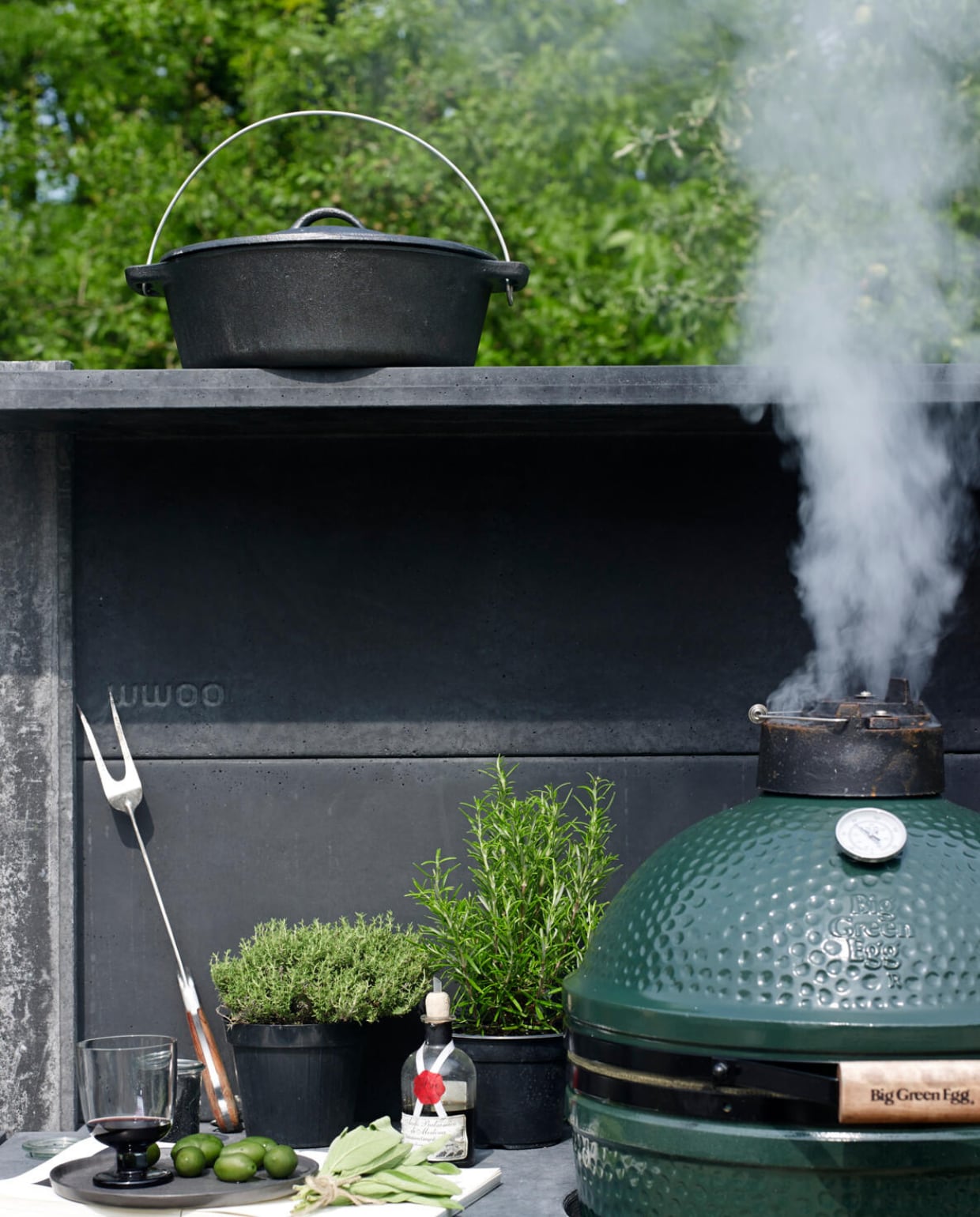 De keuken van beton bestaat uit zelf samen te stellen elementen en is in meerdere tinten verkrijgbaar vanaf € 1060,- (Wwoo). Uit te bouwen met allerlei kookapparatuur, waaronder de Big Green Egg barbecue en een braaioven, prijs op aanvraag. Tangen vanaf € 28,95 (Piet-Jan van den Kommer). Ronde marmeren snijplank € 19,95, grote gietijzeren pan € 255,-, glas op voet € 6,90 (Nijhof). Donkergrijs servies vanaf € 10,50 (Serax). Kookboek Polpo € 29,95 (Karakter Uitgevers). vtwonen 09-2014 | Styling Marianne Luning | Fotografie Tjitske van Leeuwen