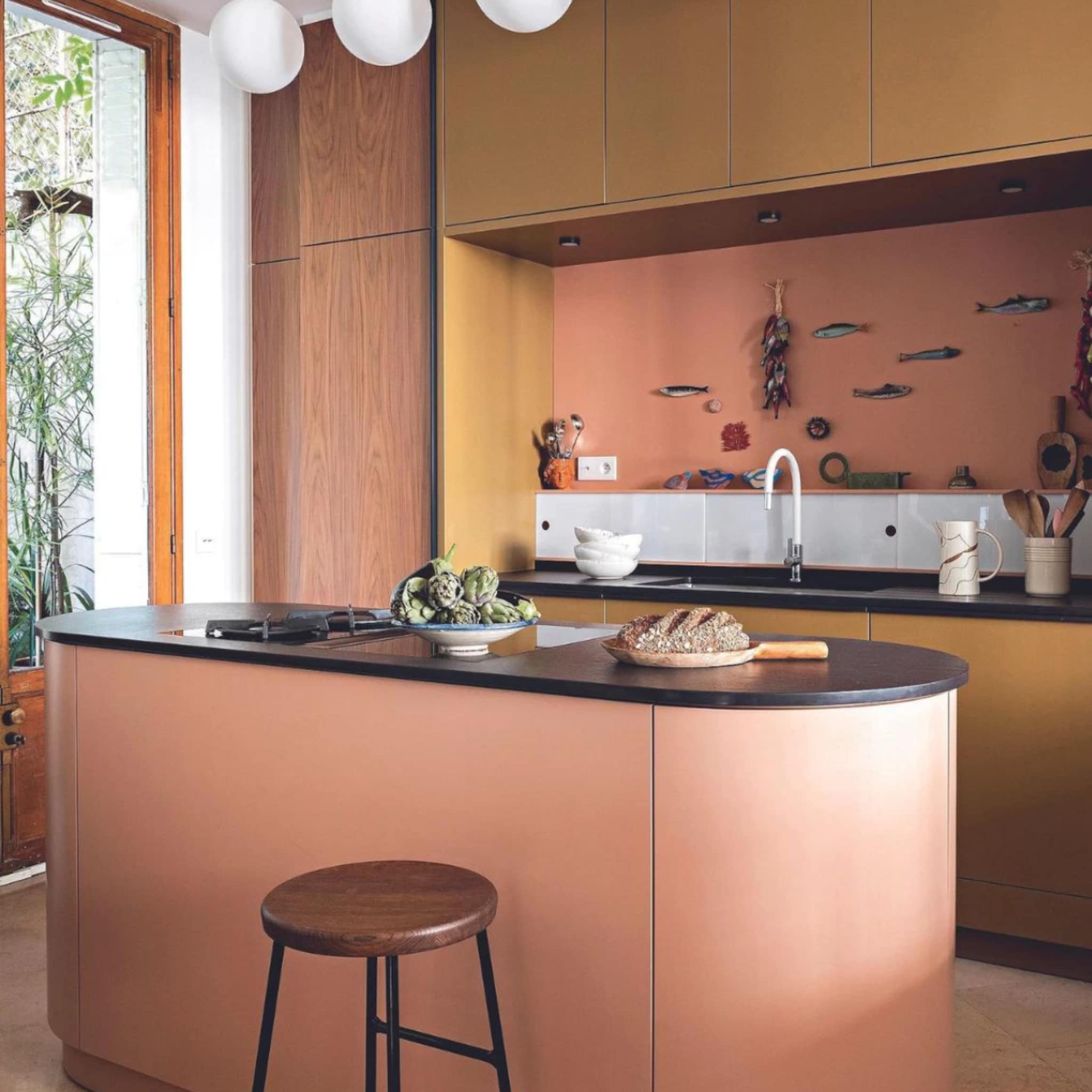 Keuken in terracotta kleur met kookeiland