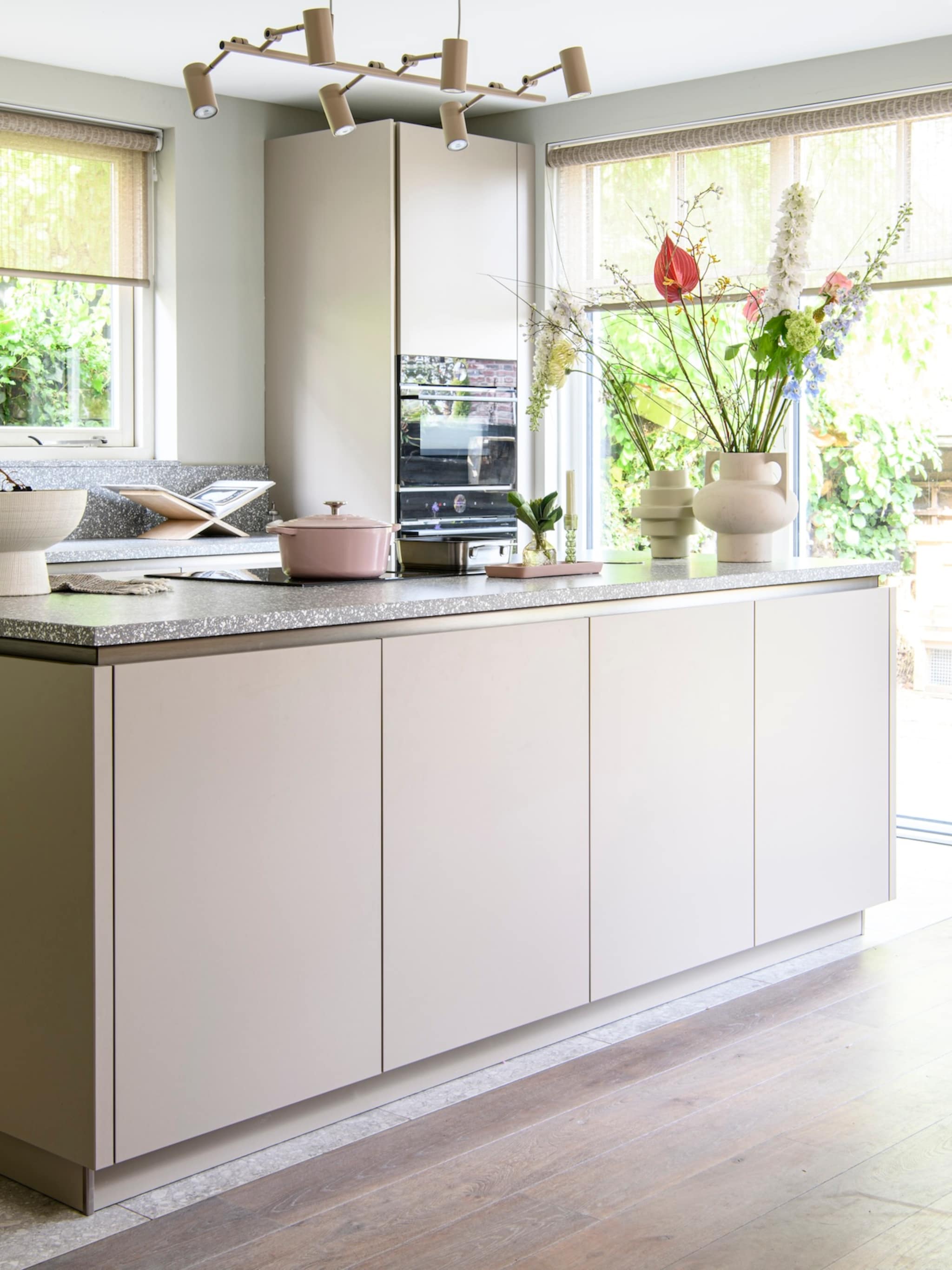 binnenkijken in een moderne woonkeuken met luxe kookeiland
