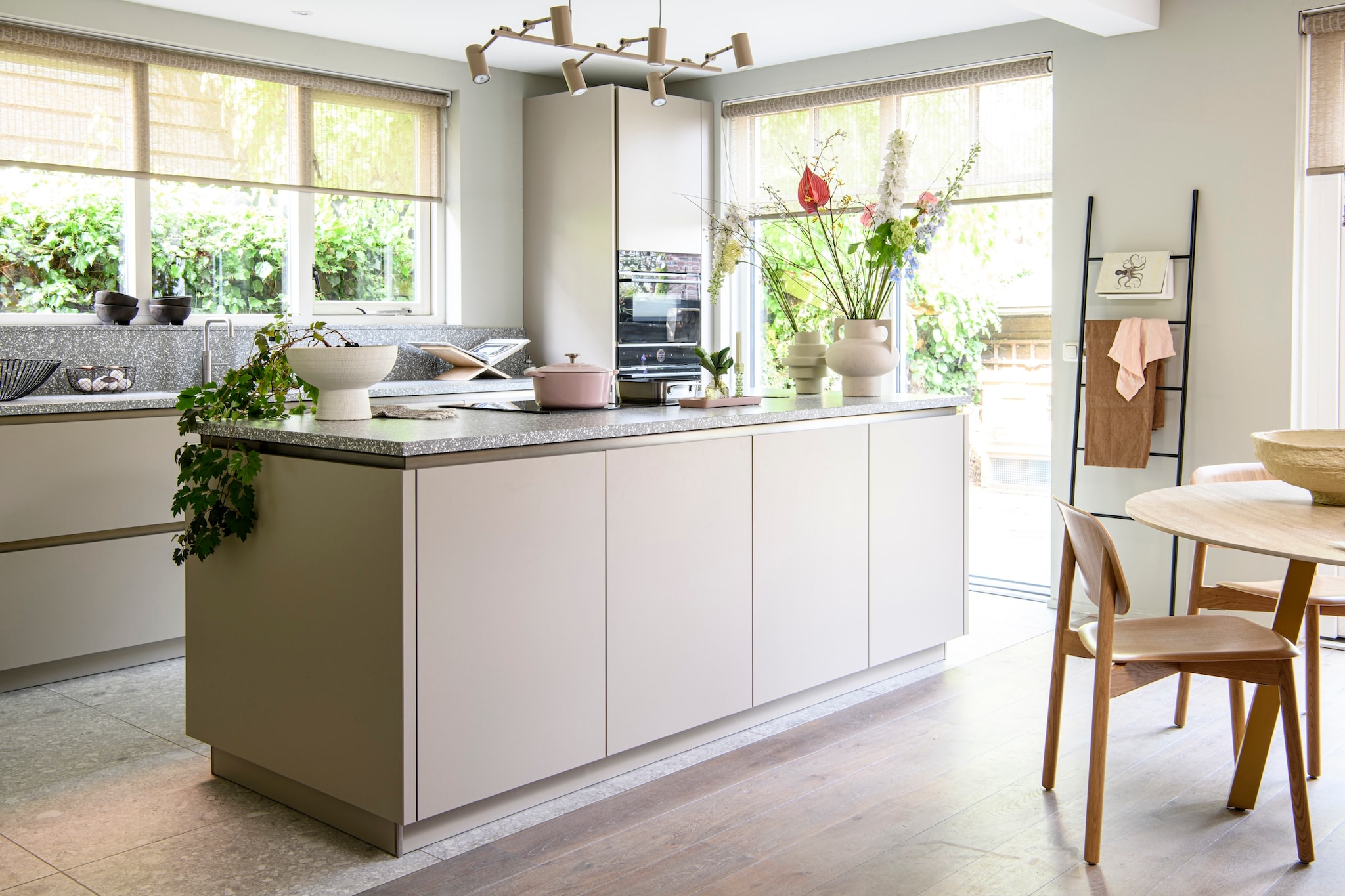 binnenkijken in een moderne woonkeuken met luxe kookeiland