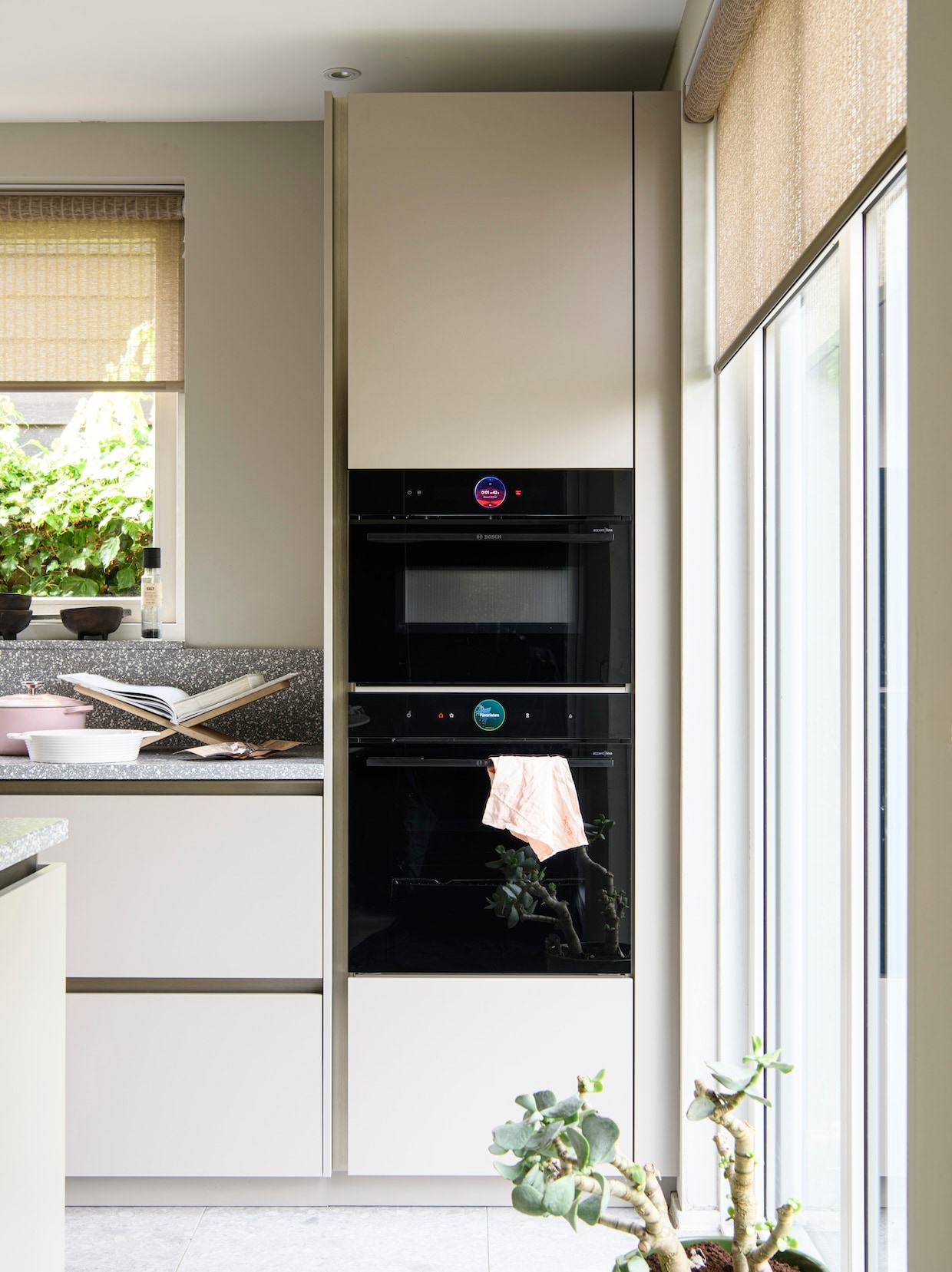 binnenkijken in een moderne woonkeuken met luxe kookeiland