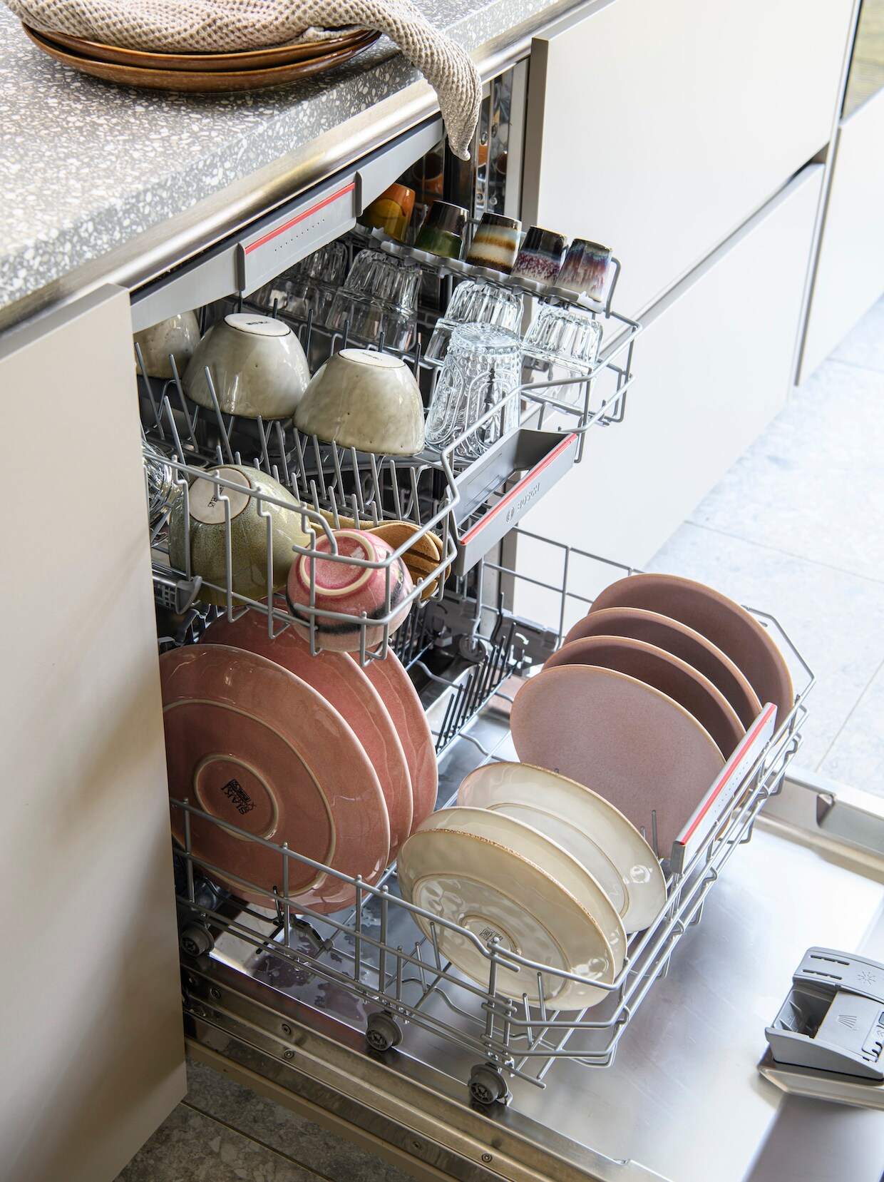 binnenkijken in een moderne woonkeuken met luxe kookeiland