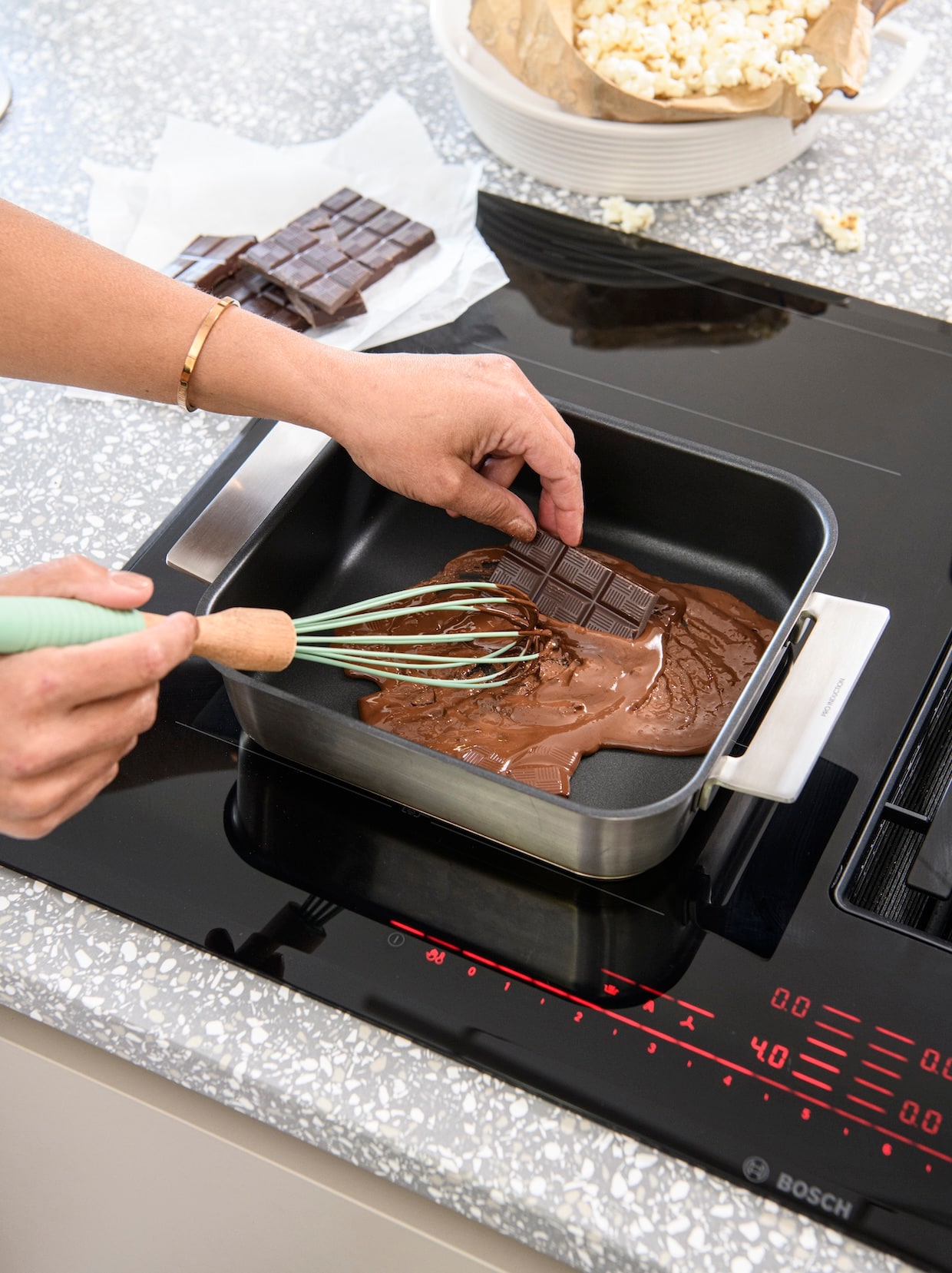 binnenkijken in een moderne woonkeuken met luxe kookeiland