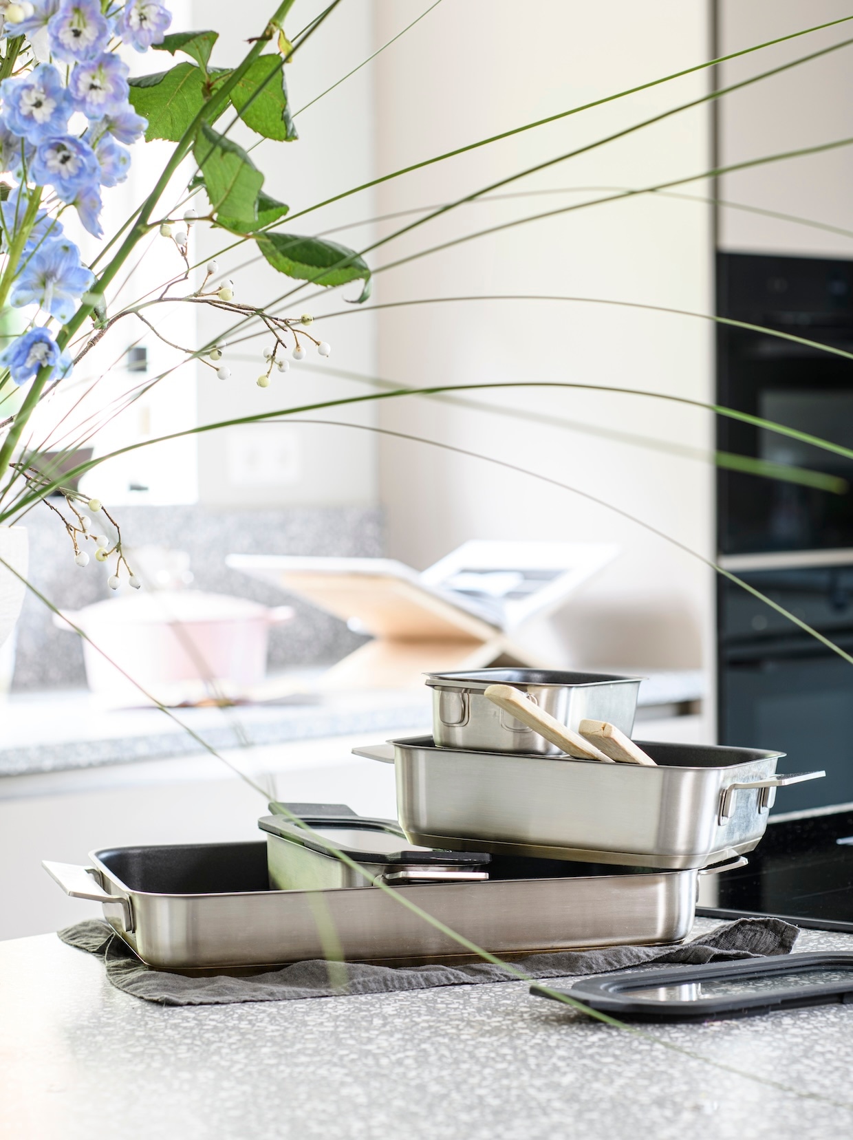 binnenkijken in een moderne woonkeuken met luxe kookeiland