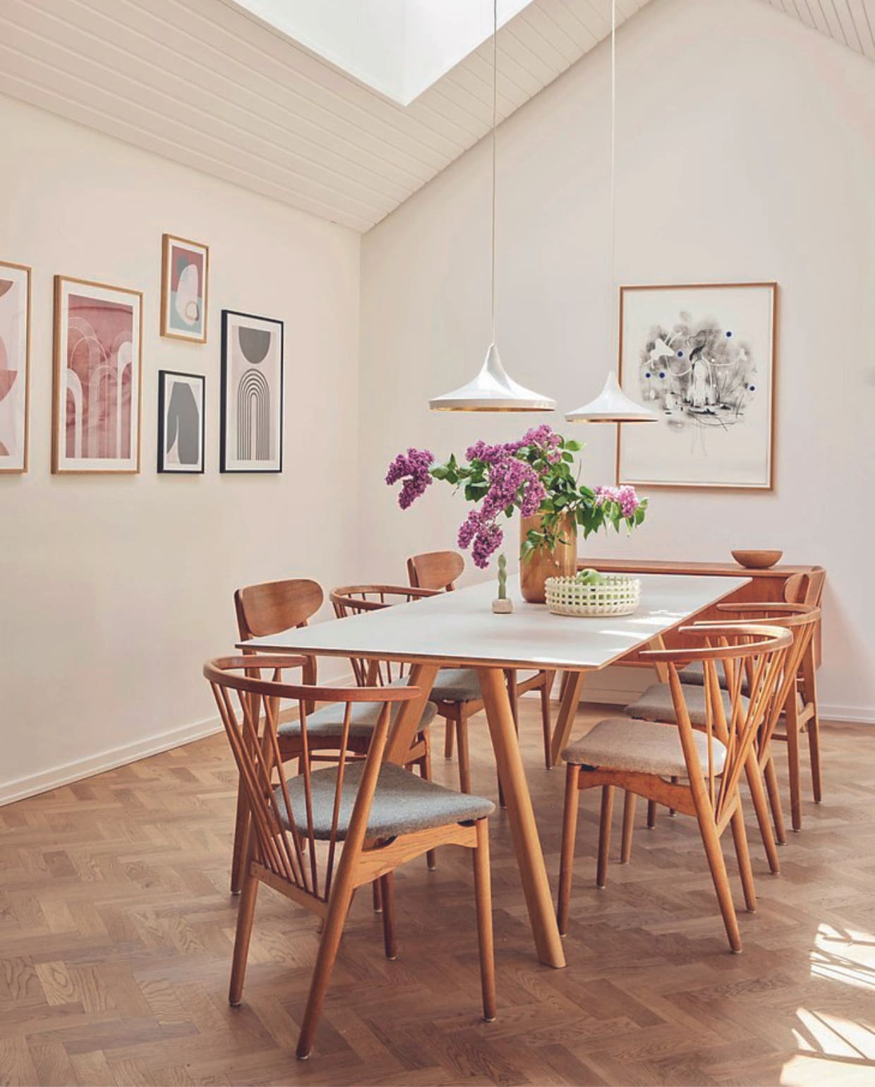 Eettafel Hay, stoelen Sibast Furniture, plafondlampen Tom Dixon, posters Desenio, zwart-witte litho Kathrine Ærtebjerg, vaas H&amp;M Home, gevlochten schaal Ferm Living. vtwonen 06-2024 | fotografie Christina Kayser Onsgaard | styling Rikke Graff Juel