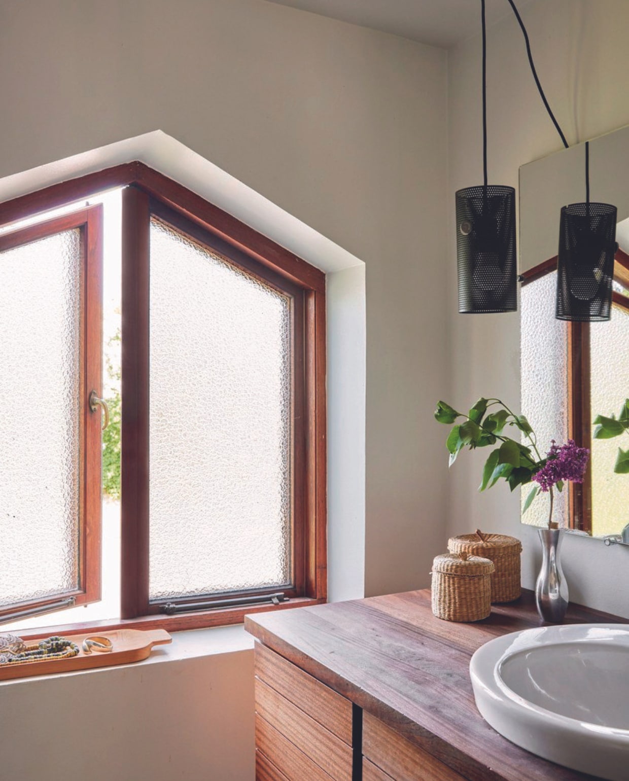 Schaal rommelmarkt, hanglamp Munk Collective, vaas Nambé vtwonen 06-2024 | fotografie Christina Kayser Onsgaard | styling Rikke Graff Juel