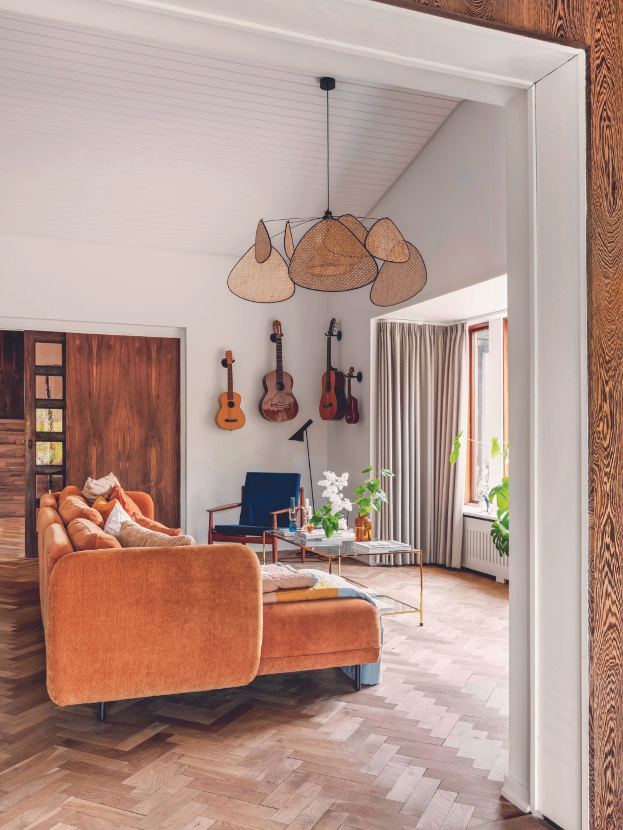 back to the sixties binnenkijken in een deense woning met zorgvuldig gekozen en betekenisvolle meubels