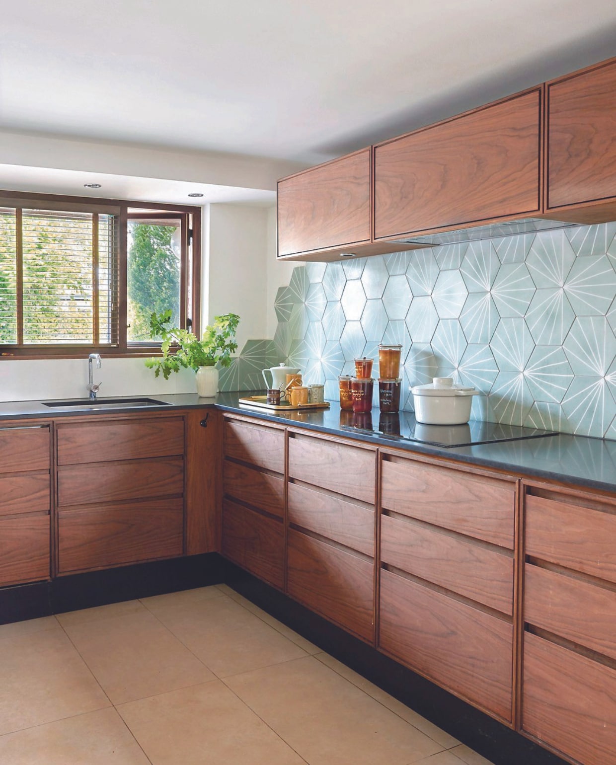Keuken Koch, wandtegels MarrakechDesign, dienblad Kaymet, bruine geëmailleerde kopjes Fabelab, overige kopjes Flying Tiger, groene jampot Gitte Svarre Jensen, theepot erfstuk. vtwonen 06-2024 | styling Rikke Graff Juel | fotografie Christina Kayser Onsgaard