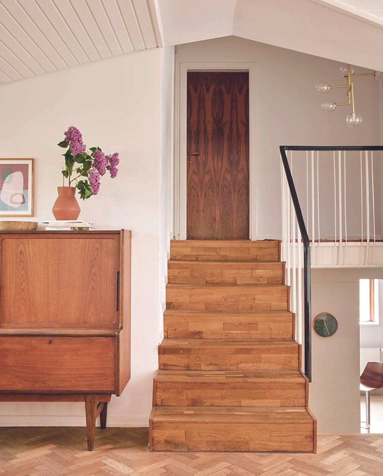 Hanglamp Ellos, kast erfstuk, vaas Jysk, poster Desenio, originele deur van palissanderhout. vtwonen 06-2024 | fotografie Christina Kayser Onsgaard | styling Rikke Graff Juel