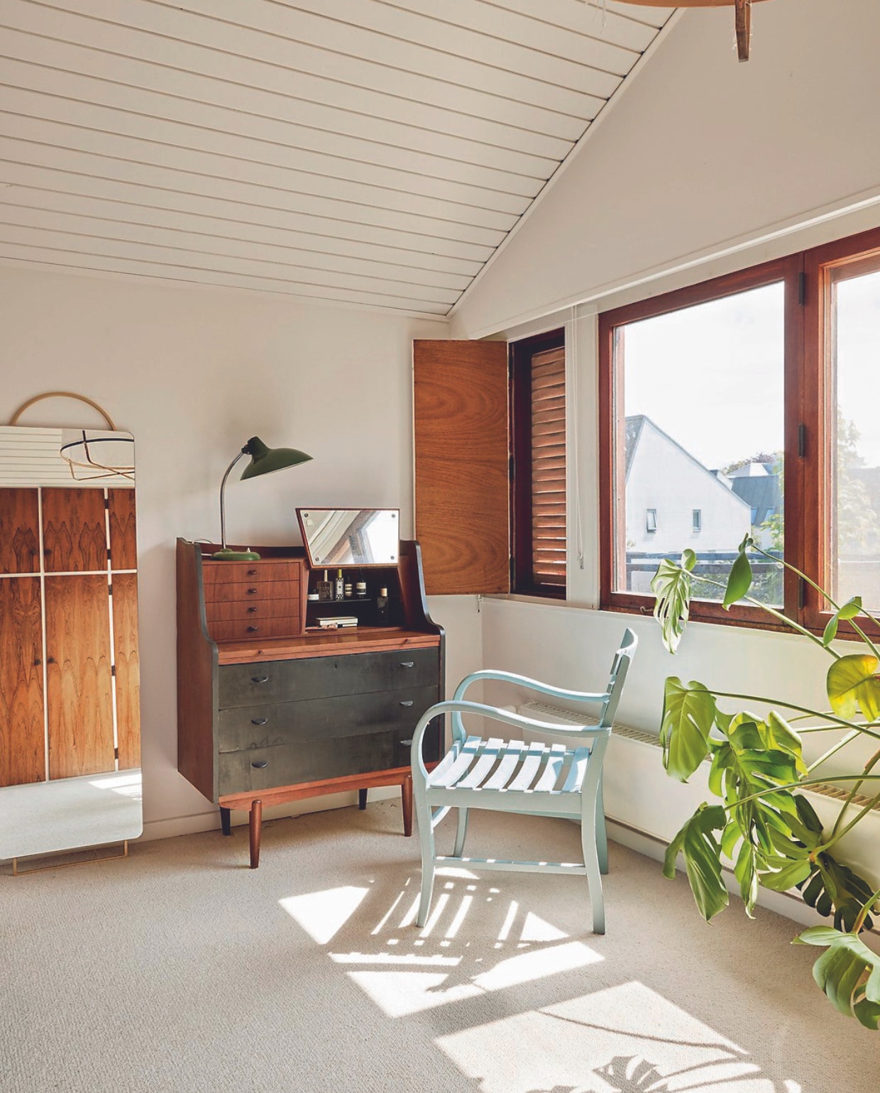 Bureau en lamp vintage. Stoel erfstuk, vloerspiegel Ferm Living, hanglamp Ay Illuminate. vtwonen 06-2024 | fotografie Christina Kayser Onsgaard | styling Rikke Graff Juel