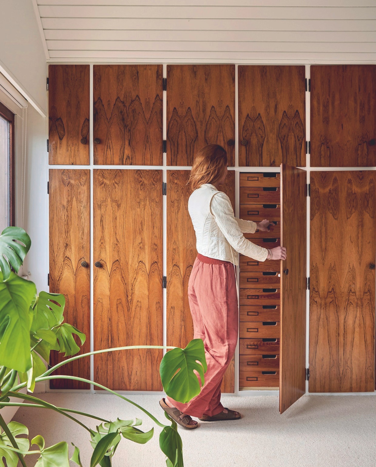 Inbouwkast van palissanderhout, hanglamp Ay Illuminate. vtwonen 06-2024 | fotografie Christina Kayser Onsgaard | styling Rikke Graff Juel