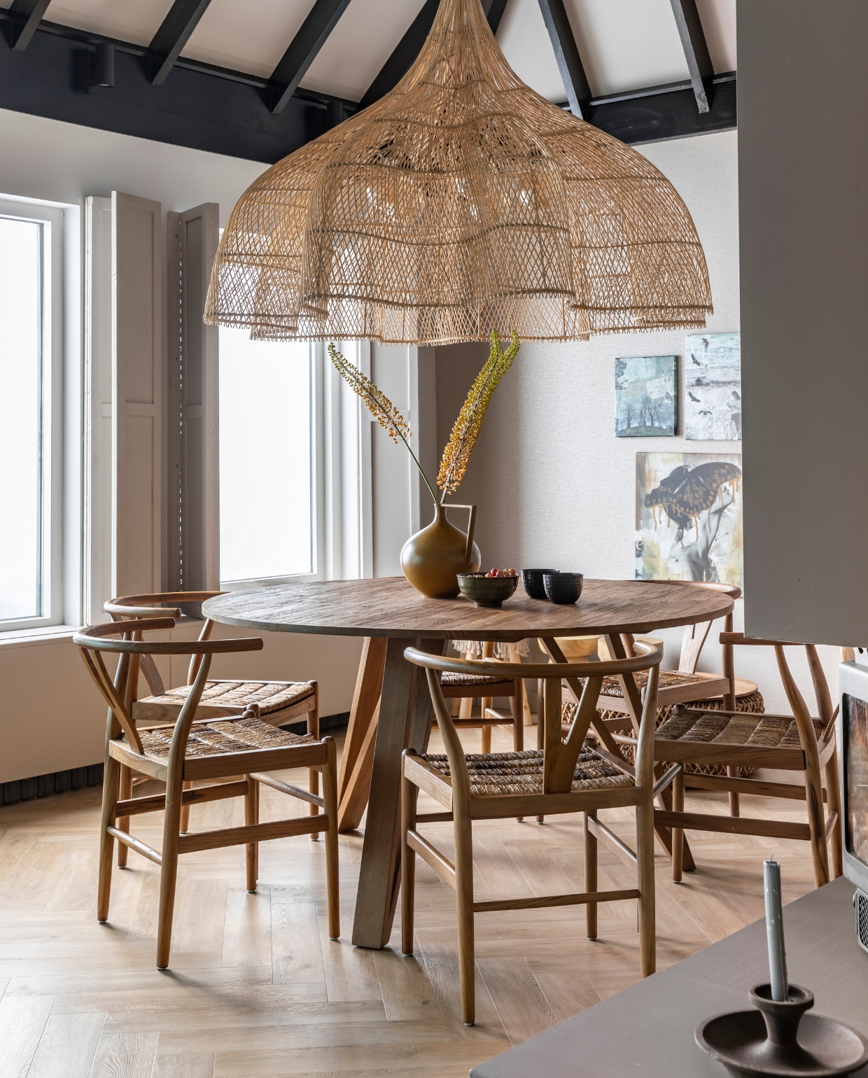 Hanglamp The Whipped Bazar Bizar € 1249,95 (bazarbizar.be). Eettafel Artisan van dBodhi € 799,-, eetkamerstoelen Twin van dBodhi, per stuk € 359,- (eijerkamp.nl). Kan van HKliving € 47,95, noedelschaaltjes Kyoto van HKliving, per 4 € 49,95, links kruk Macrame van Mica Decorations € 69,95, krukken met konijnoren van Duverger € 149,95, kindertafel Rabbit van Duverger € 169,-, wandrolhouder met papier van vtwonen € 29,95 (vtwonen.nl). Grote pot van Jan Interieur, prijs op aanvraag (hetgrachtenpand.com). vtwonen weer verliefd op je huis seizoen 15, aflevering 2 | styling Frans Uyterlinde | fotografie Margriet Hoekstra