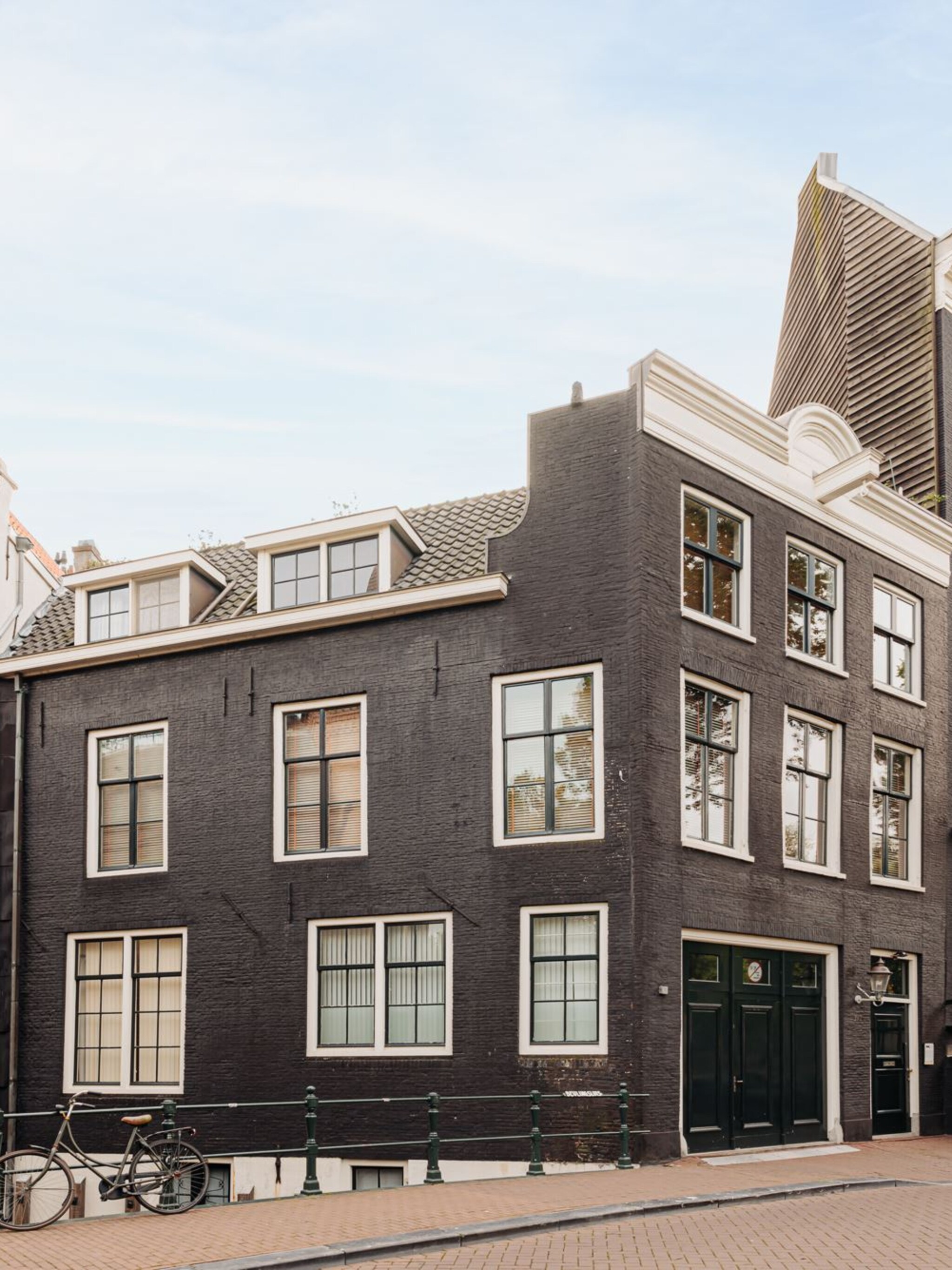 funda parel in dit monumentale grachtenpand spot je een heleboel kleurrijke kunst