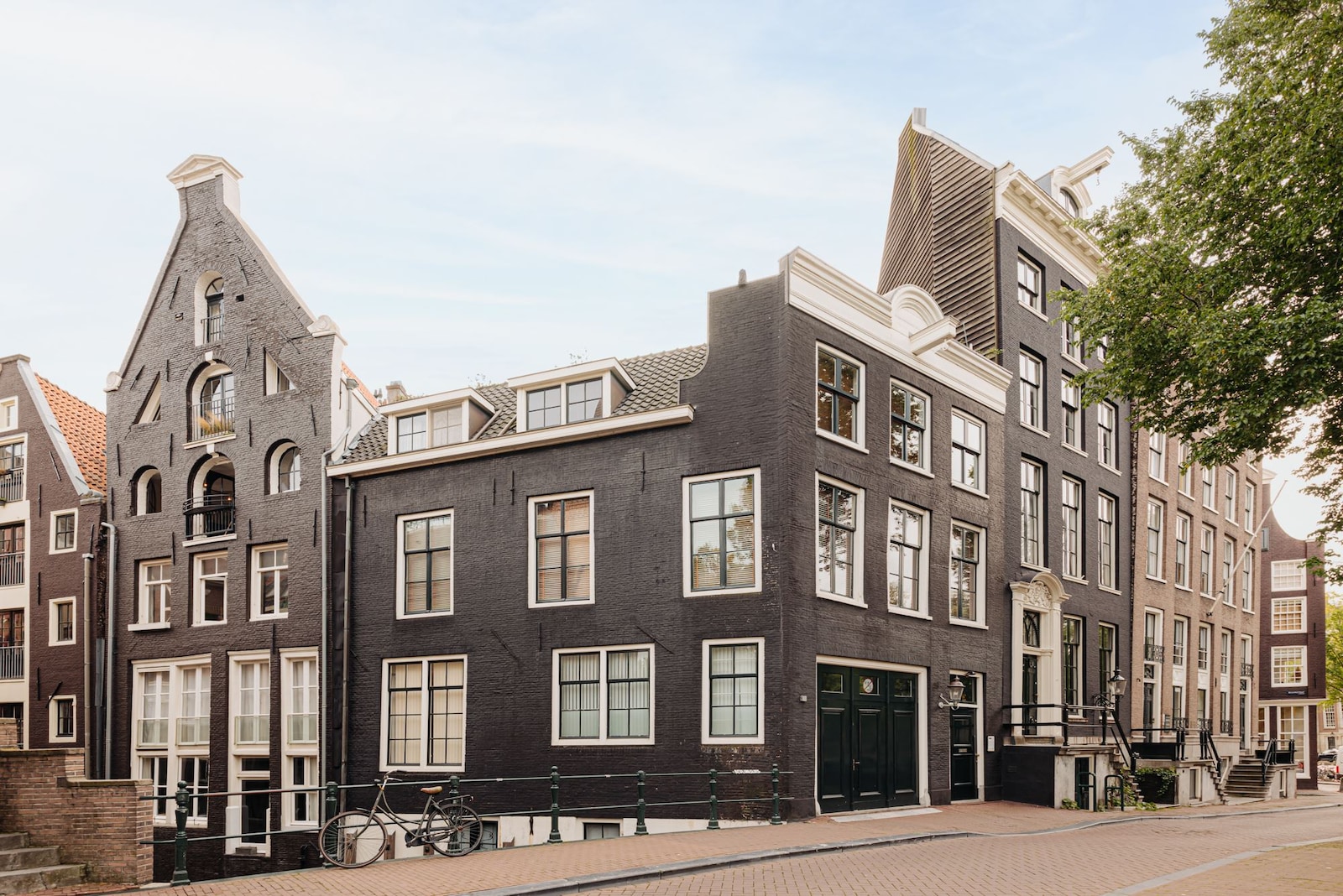 Funda-parel: in dit monumentale grachtenpand spot je een heleboel kleurrijke kunst
