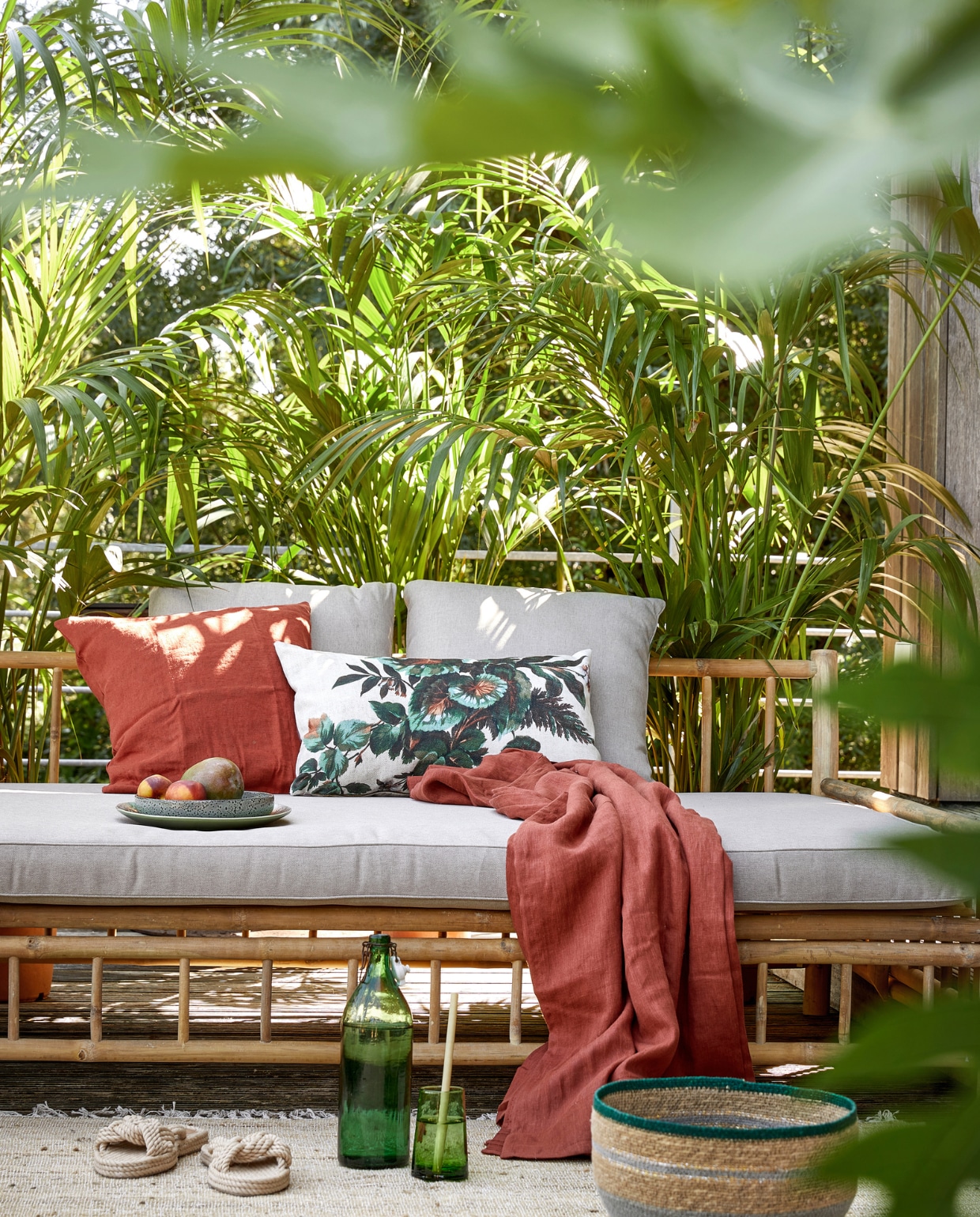 Bamboe daybed van Exotan € 579,- (vtwonen.nl). Steenrood linnen kussen Vigdis € 6,99, steenrode linnen doek Dytag € 59,99 (ikea.nl). Gebloemd kussen Kyoto € 24,95 (hkliving.nl). Oude fles € 15,- (vandijkenko.nl). Glas € 4,50 (householdhardware.nl). Grijs-groene mand Nile, per set van twee € 55,-, vloerkleed Wabi Sabi, 150x220 cm € 249,- (zenzahome.com). Instappers € 19,99 (hm.com). Overig privébezit. vtwonen special Tuin 6 | styling Moniek Visser | fotografie Peggy Janssen