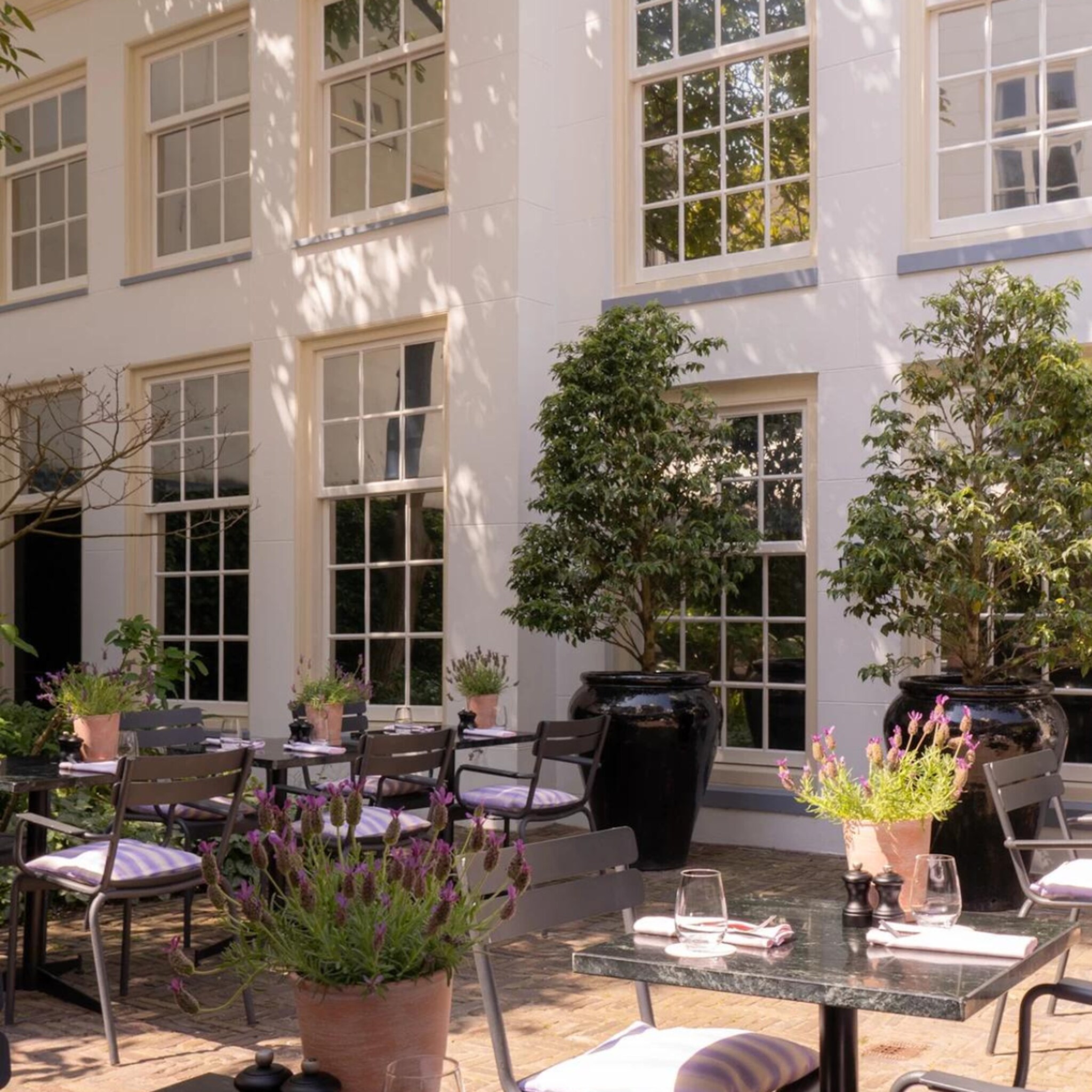 Terras in Amsterdam met romantische looks