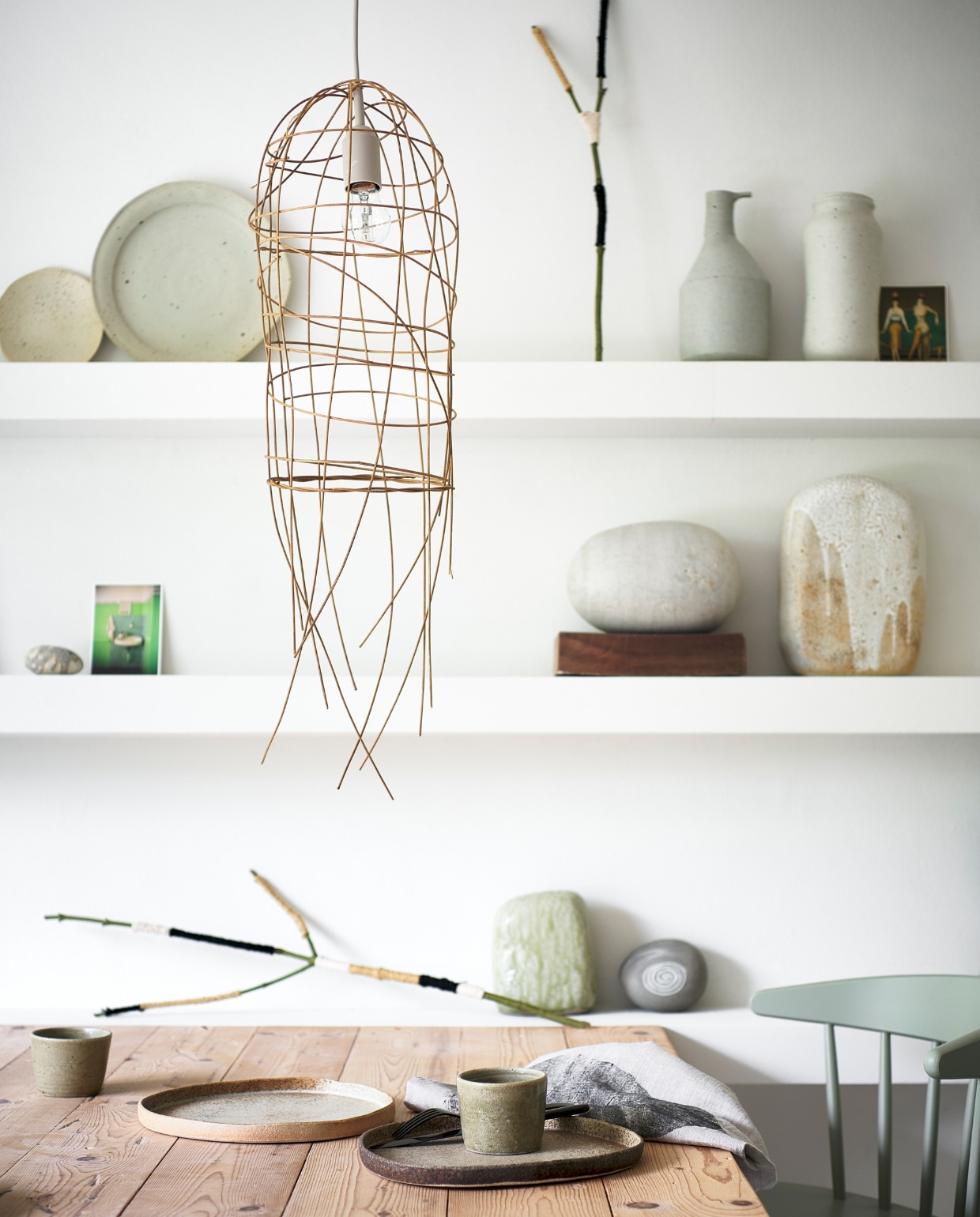 Houten Stoel J104 van Hay € 275,-, metalen bestek van vtwonen, 18-delig € 113,10 (vtwonen.nl/shop). Keramieken borden vanaf € 65,-, keramieken mokken vanaf € 20,-, keramieken objecten vanaf € 175,-, keramieken vazen vanaf  € 98,- (marjokedeheer.com). Kaarten vanaf € 2,- (artnl.com). DIY servet.