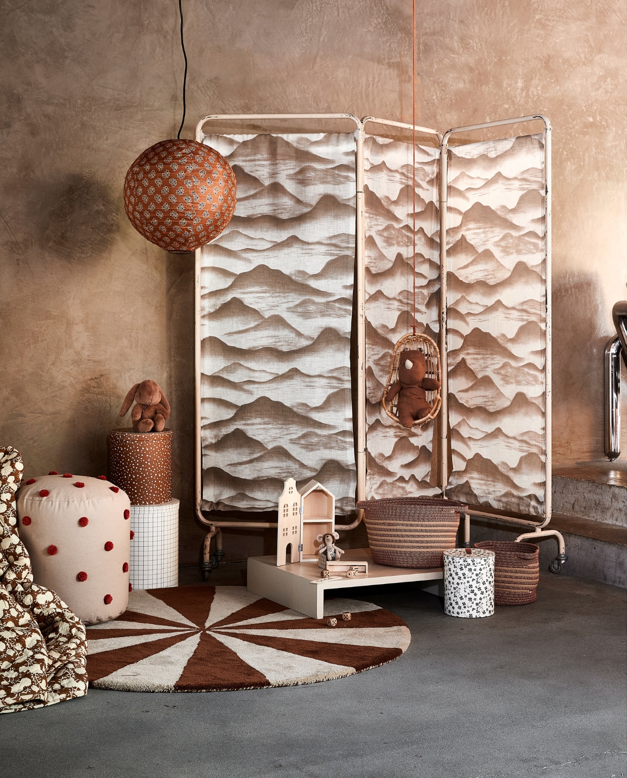 Vintage kamerscherm € 35,- (marktplaats.nl), bekleed met linnen gordijnstof Flou, 293 cm breed, per meter € 159,10 (casamance.com). Katoenen hanglamp van Madam Stoltz € 106,75 (deens.nl). Organisch katoenen poef Dot Tufted van Ferm Living € 119,-, vloerkleed Arch van Ferm Living, wol en katoen, 130 cm (Ø) € 239,-, katoenen gequilt plaid Foliage van BePureHome € 129,- (vtwonen.nl/shop). Kartonnen opbergdozen van Oyoy Mini, set van 3 € 59,95, katoenen opbergmanden Eran van Kidsdepot, set van 2 € 29,95 (wehkamp.nl). Sungkaihouten plateau € 225,- (hkliving.com). Konijn van Maileg, gerecycled polyester, € 27,50, rotan mini-hangstoel van Maileg € 59,-, linnen nijlpaard van Maileg € 35,-, katoenen muis met hoed van Maileg € 22,50, katoenen geruite mini-stoel van Maileg € 13,50 (maisonnl.com). Overig privébezit. vtwonen 10-2023 | styling Kelly van Gendt | fotografie Peggy Janssen