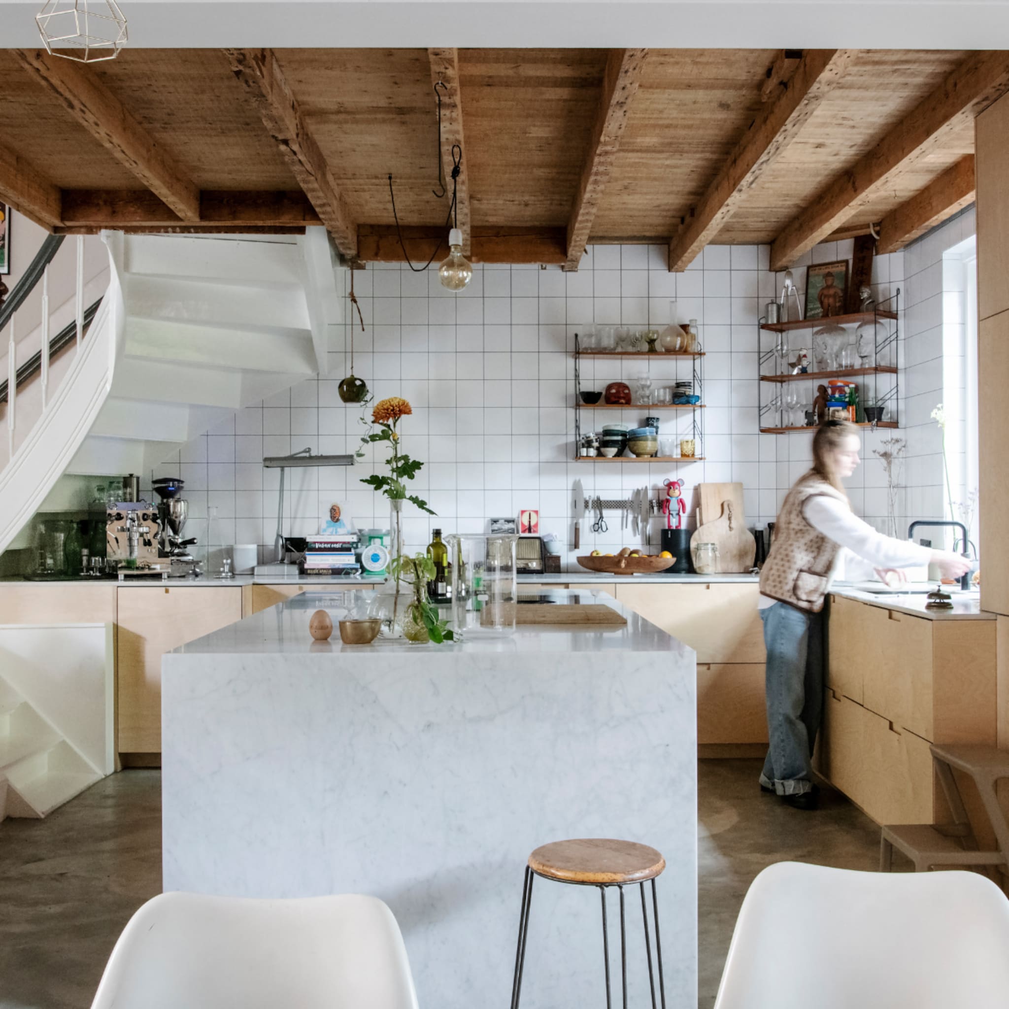 Open keuken met wit kookeiland