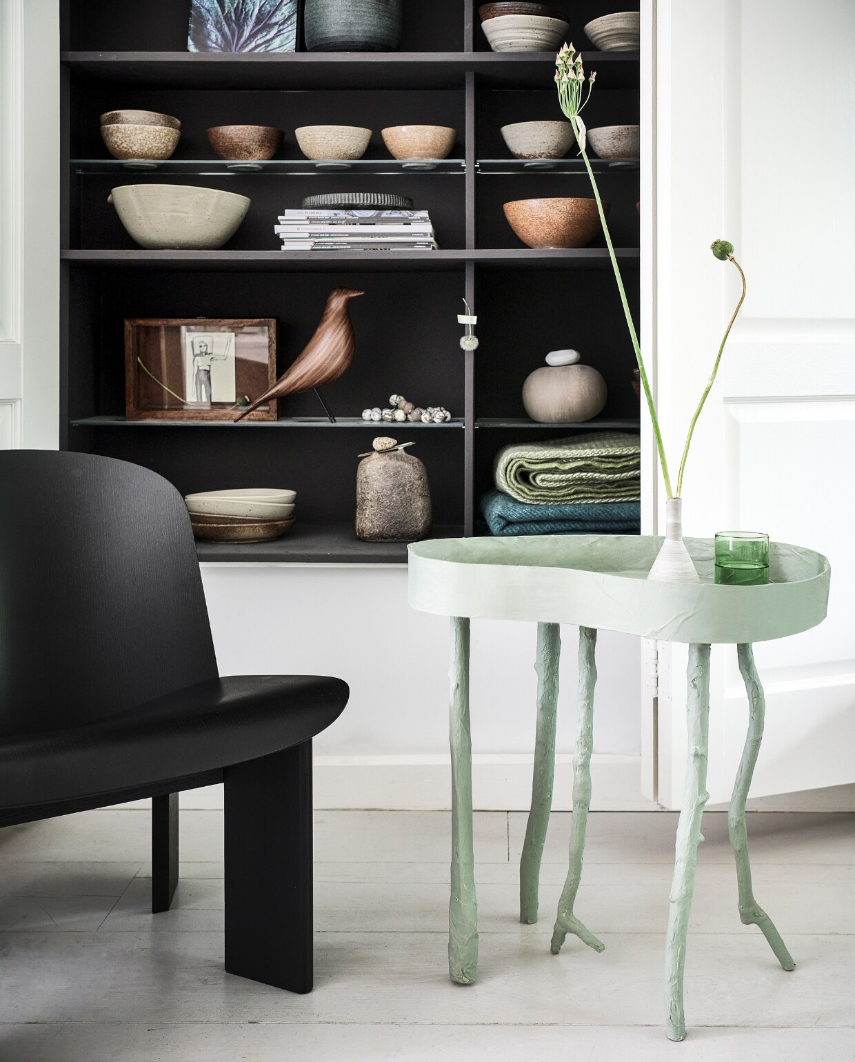Multiplex stoel Chisel, 63x66,5x68,5 cm (bxdxh) € 549,- (hay.com). Notenhouten vogel Eames House Bird van Vitra € 299,-, houten fotolijst van vtwonen € 49,95 (vtwonenz.nl/shop). Keramieken kommen vanaf € 28,-, keramieken objecten vanaf € 175,-, keramieken vaas op tafel € 25,-, wollen plaids € 78,- (marjokedeheer.com). vtwonen special DIY 8 | styling Marianne Luning | fotografie Sjoerd Eickmans | realisatie Cobo&amp;Co