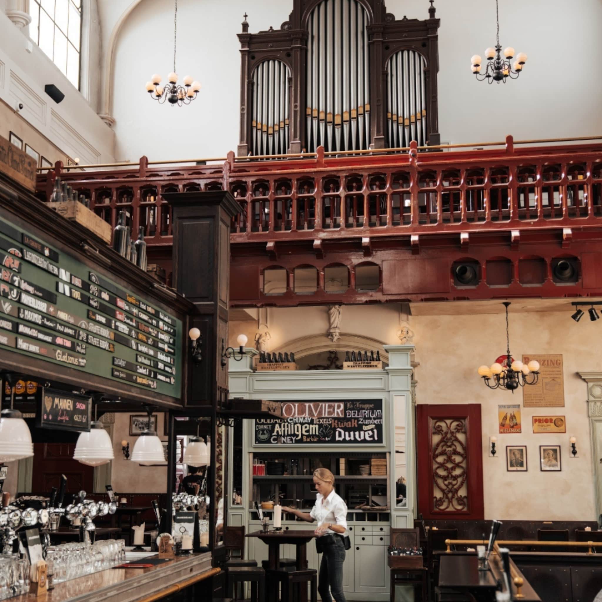 Belgisch bier cafe in een oude kerk met een orgel