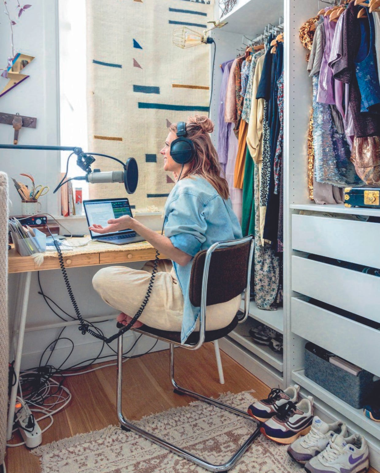 De inloopkast en inspreekstudio ineen was een slimme zet, want de open kledingkasten zorgen voor een goede akoestiek. vtwonen 07-2024 | fotografie Ernie Enkelaar