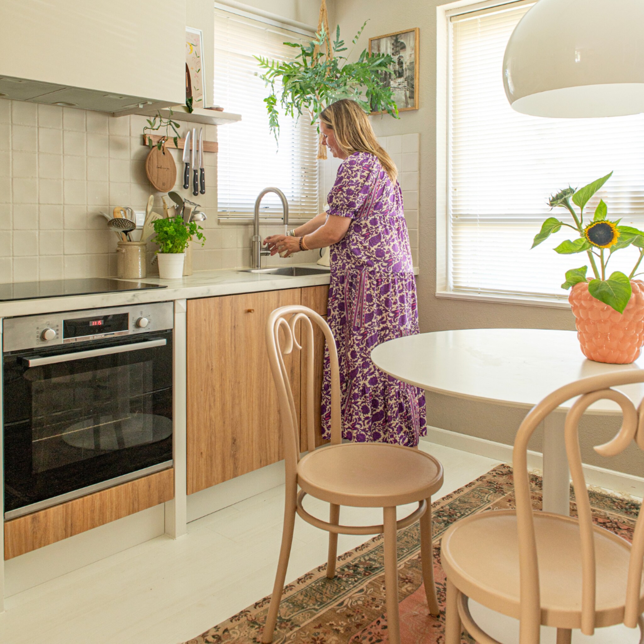 Lichte keuken in naturel tinten met meubels van natuurlijke materialen