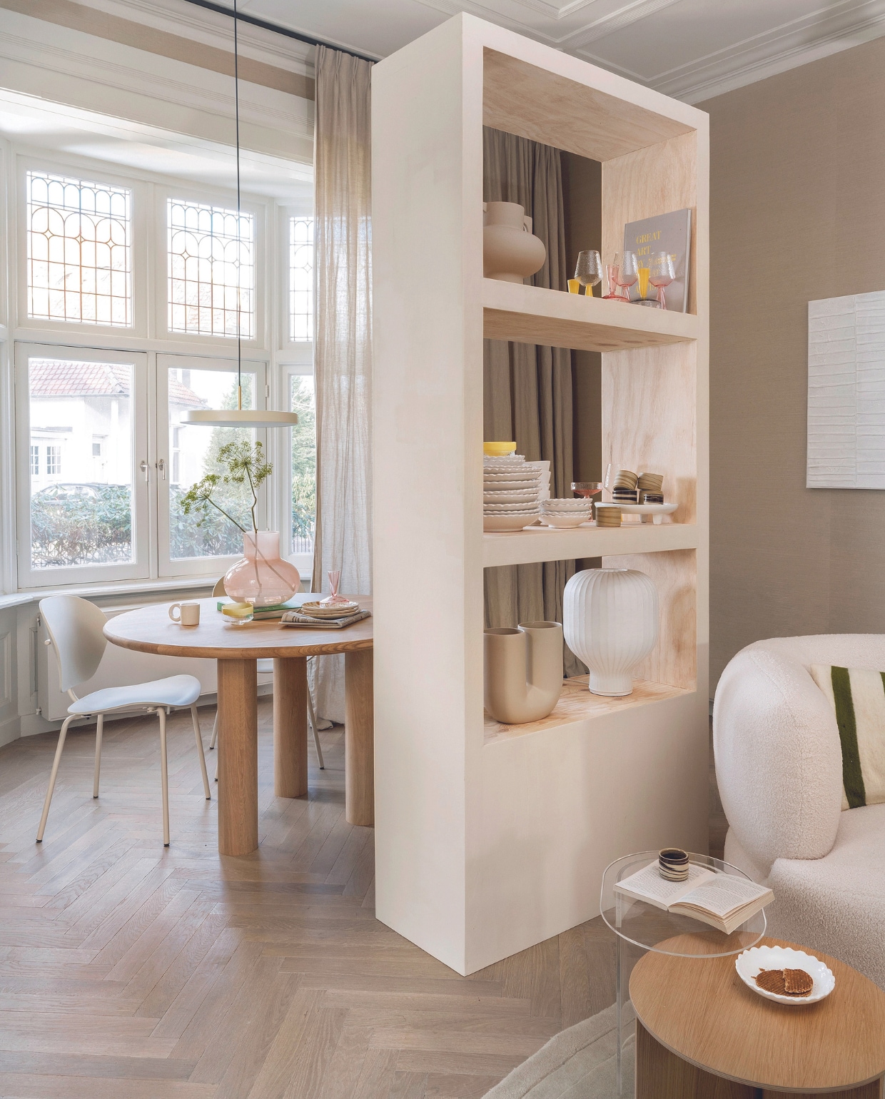 Op maat gemaakte kast van Combitex, prijs op aanvraag (com-anders.nl), geverfd in kalkverf in Strong Garlic van Lab Paint, 1 liter € 64,- (vestingh.nl). Eikenhouten eettafel Pippa, 110x76 cm (Øxh) (tabledusud.nl). Glazen vaas Collo van Urban Nature Culture € 52,95 (debijenkorf.nl). Transparante bijzettafel Plateau € 269,-, wollen vloerkleed Neo, 230x250 cm € 699,- (festamsterdam.com). Tadelakt saladeschaal op voet, 45 cm (Ø) € 159,-, keramieken kommen M € 20,70, keramieken borden Zigzag € 22,50, keramieken mok met oor S € 11,50, wollen kussen € 95,- (householdhardware.nl). Gemarmerde keramieken koppen van Croissant Dansant € 24,- (studio-potterdam.com). Keramieken vaas € 39,99 (hm.com). Tafellamp Strand, composiet, ijzer, aluminium en pvc, 29x39 cm (Øxh) € 595,-, porseleinen u-vormige vaas Kink € 225,- (muuto.com). Glazen wijnglazen Claude in geel en roze, set van 2 € 34,94, glazen schaaltjes Claude in geel en roze, set van 4 € 39,- (brut.nl). Fauteuil Martina van Kave Home, hout en kunststof, 106x102x76 cm (bxdxh) € 969,-, gerecycled ocean waste plastic eetkamerstoel The Ocean van Zuiver in Rice € 189,-, hanglamp Asteria van Umage, aluminium en staal, 43x4 cm (Øxh) € 329,-, salontafel Slit van Hay, multiplex en eiken-fineer, 45x35,5 cm (Øxh) € 235,-, schilderij Basilisa van Kave Home, stof en dennenhout, 90x90 cm € 118,99 (vtwonen.nl/shop). Overig privébezit. vtwonen 05-2024 | styling Kelly van Gendt | fotografie Stan Koolen