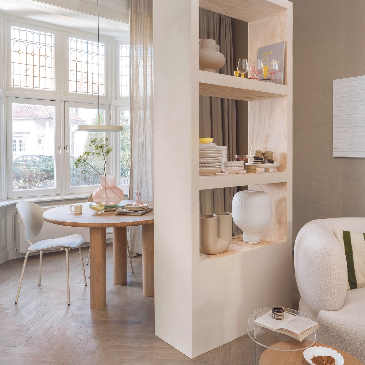 Op maat gemaakte kast van Combitex, prijs op aanvraag (com-anders.nl), geverfd in kalkverf in Strong Garlic van Lab Paint, 1 liter € 64,- (vestingh.nl). Eikenhouten eettafel Pippa, 110x76 cm (Øxh) (tabledusud.nl). Glazen vaas Collo van Urban Nature Culture € 52,95 (debijenkorf.nl). Transparante bijzettafel Plateau € 269,-, wollen vloerkleed Neo, 230x250 cm € 699,- (festamsterdam.com). Tadelakt saladeschaal op voet, 45 cm (Ø) € 159,-, keramieken kommen M € 20,70, keramieken borden Zigzag € 22,50, keramieken mok met oor S € 11,50, wollen kussen € 95,- (householdhardware.nl). Gemarmerde keramieken koppen van Croissant Dansant € 24,- (studio-potterdam.com). Keramieken vaas € 39,99 (hm.com). Tafellamp Strand, composiet, ijzer, aluminium en pvc, 29x39 cm (Øxh) € 595,-, porseleinen u-vormige vaas Kink € 225,- (muuto.com). Glazen wijnglazen Claude in geel en roze, set van 2 € 34,94, glazen schaaltjes Claude in geel en roze, set van 4 € 39,- (brut.nl). Fauteuil Martina van Kave Home, hout en kunststof, 106x102x76 cm (bxdxh) € 969,-, gerecycled ocean waste plastic eetkamerstoel The Ocean van Zuiver in Rice € 189,-, hanglamp Asteria van Umage, aluminium en staal, 43x4 cm (Øxh) € 329,-, salontafel Slit van Hay, multiplex en eiken-fineer, 45x35,5 cm (Øxh) € 235,-, schilderij Basilisa van Kave Home, stof en dennenhout, 90x90 cm € 118,99 (vtwonen.nl/shop). Overig privébezit. vtwonen 05-2024 | styling Kelly van Gendt | fotografie Stan Koolen