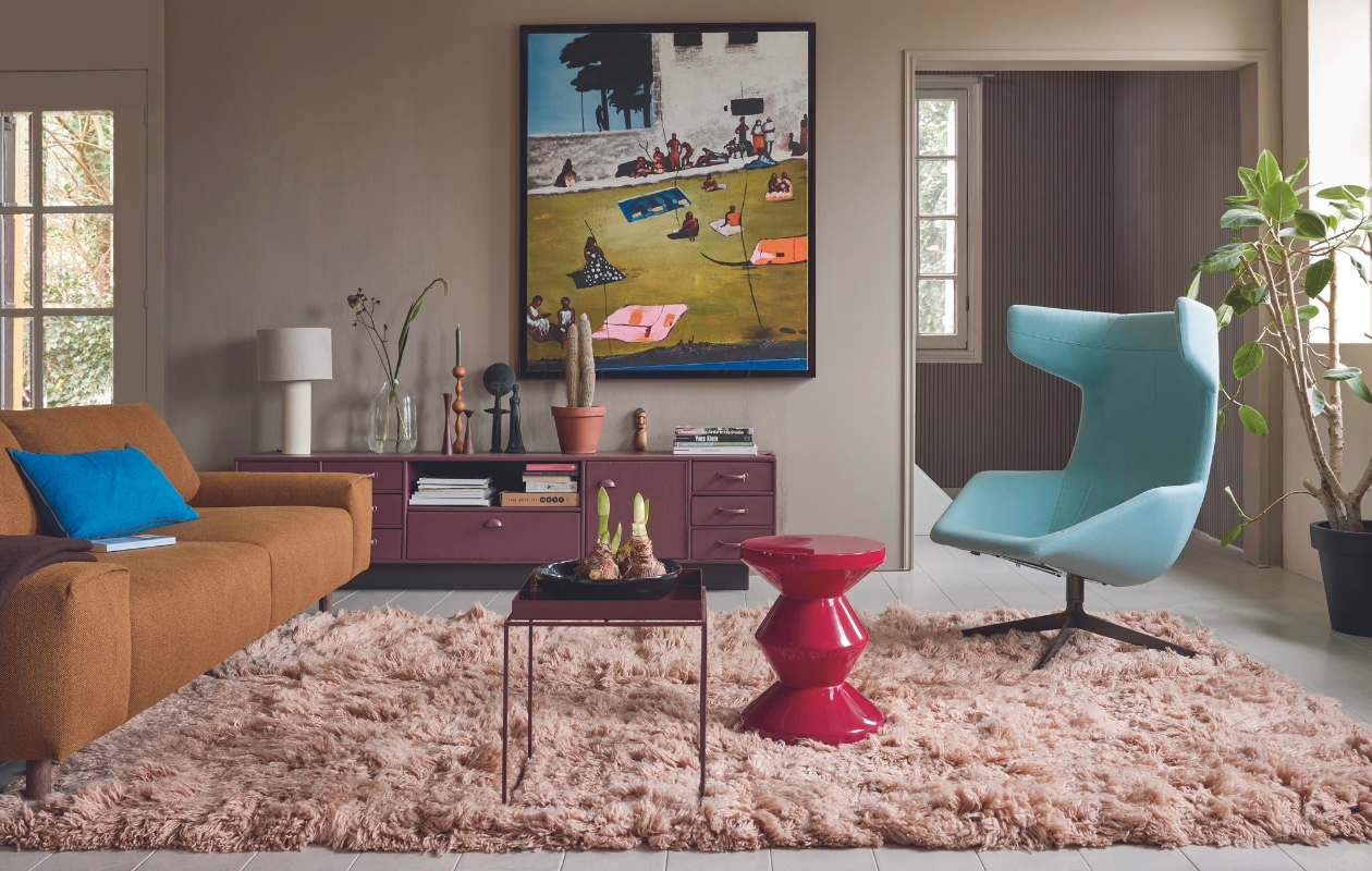 Muurverf Coffee Addict van Lab Paint, 1 liter € 54,-, lakverf dressoir Merlot Mania van Lab Paint, 1 liter € 79,- (vestingh.nl). Dressoir, 220x41x44 cm (lxbxh) € 695,- (com-anders.nl). Polyester driezitsbank Gingerbread van By Fonq, 242x96x79 cm (bxdxh) € 1499,-, vloerkleed Fluffy, wol en katoen, 200x300 cm € 1695,-, polyester bijzettafel Zig Zag van Polspotten in Robijnrood € 350,-, tafellamp Silent van By Fonq, beton en textiel € 89,99, schilderij Endless Summer van HKliving € 695,-, kussen Night Sky van HKliving, linnen en katoen € 54,95, wollen plaid Mono van Hay in Chocolate, 130x180 cm € 115,- (vtwonen.nl/shop). Vintage fauteuil Take a line for a walk van Moroso € 800,- (demachinekamer.nl). Glazen vaas Step van Normann Copenhagen € 94,- (groenenakker.nl). Vierkante metalen bijzettafel Tray in Chocolate High Gloss, 40x40x40 cm (bxdxh) € 215,- (hay.nl). Overig privébezit. vtwonen 04-2024 | styling Fietje Bruijn | fotografie Alexander van Berge