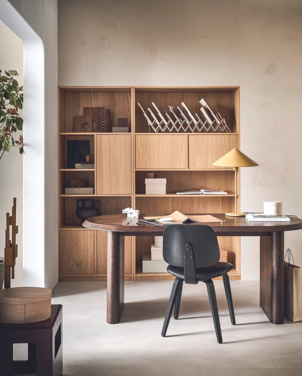 Mangohouten eettafel Elips in Walnoot, 180x90x75 cm (lxbxh) € 1299,-, ook verkrijgbaar in 240x90x75 cm € 1599,-. Stoel Classic in Zwart, leerlook en walnoothout, 50x48x81 cm (bxdxh) € 149,-, ook verkrijgbaar in bruin/zwart. Eikenfineer modulaire kast, zoals hier samengesteld: links bovenkast Modulair, 77x40x199 cm (bxdxh) € 749,- en rechts bovenkast Modulair, 110x40x199 cm (bxdxh) € 779,-, verkrijgbaar in diverse formaten en onderdelen. 

M.m.v. vtwonen.nl/shop (tafellamp van HKliving), hay.nl (doos), zarahome.com (tijdschriftenhouder, ronde doos, doosje met deksel), hm.com (doos met geschulpte rand, vaas). Overig privébezit.